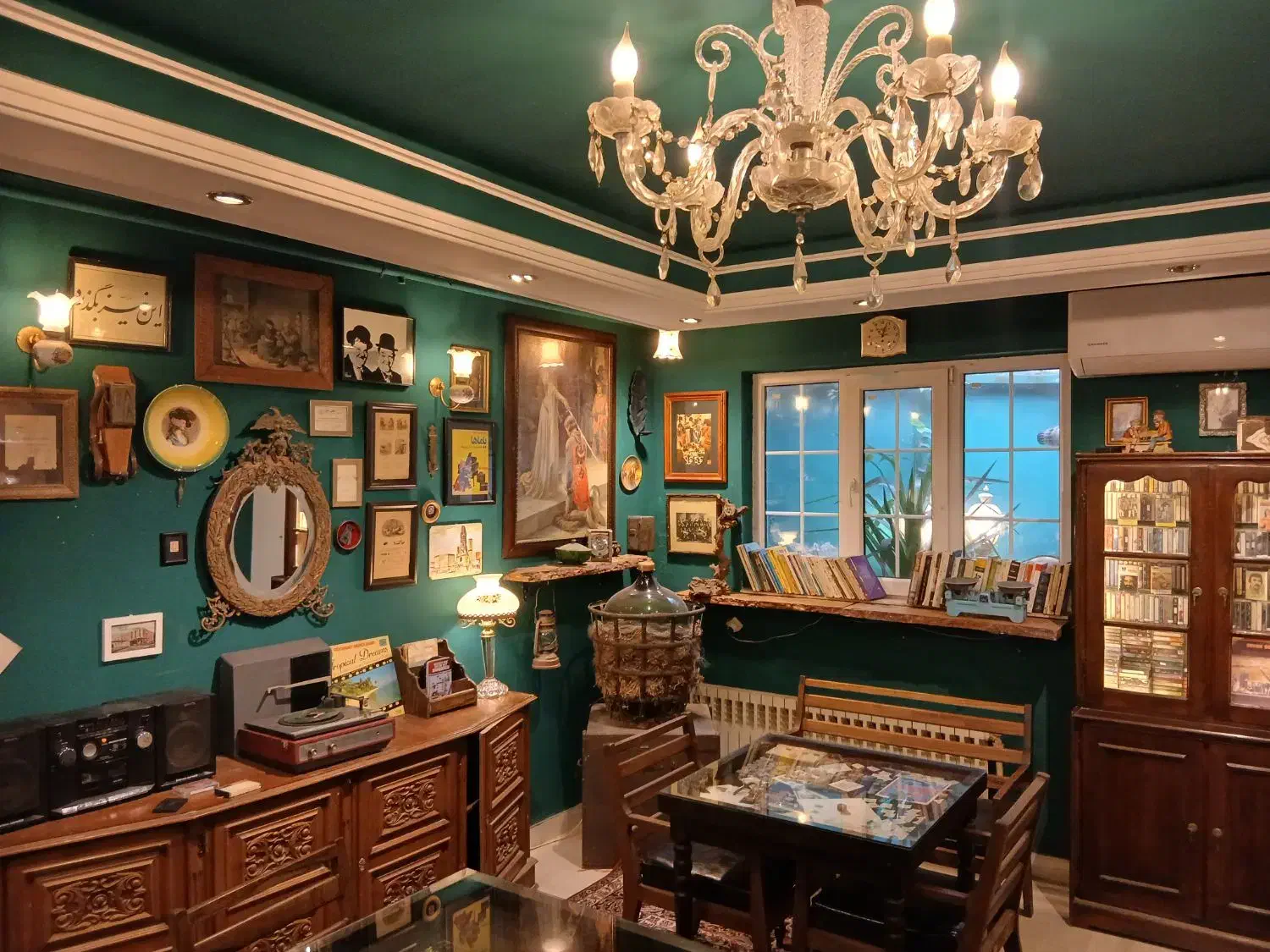 آنتیک فروشی|کلکسیون اشیاء عتیقه|رشت, کاکتوس|دیوار