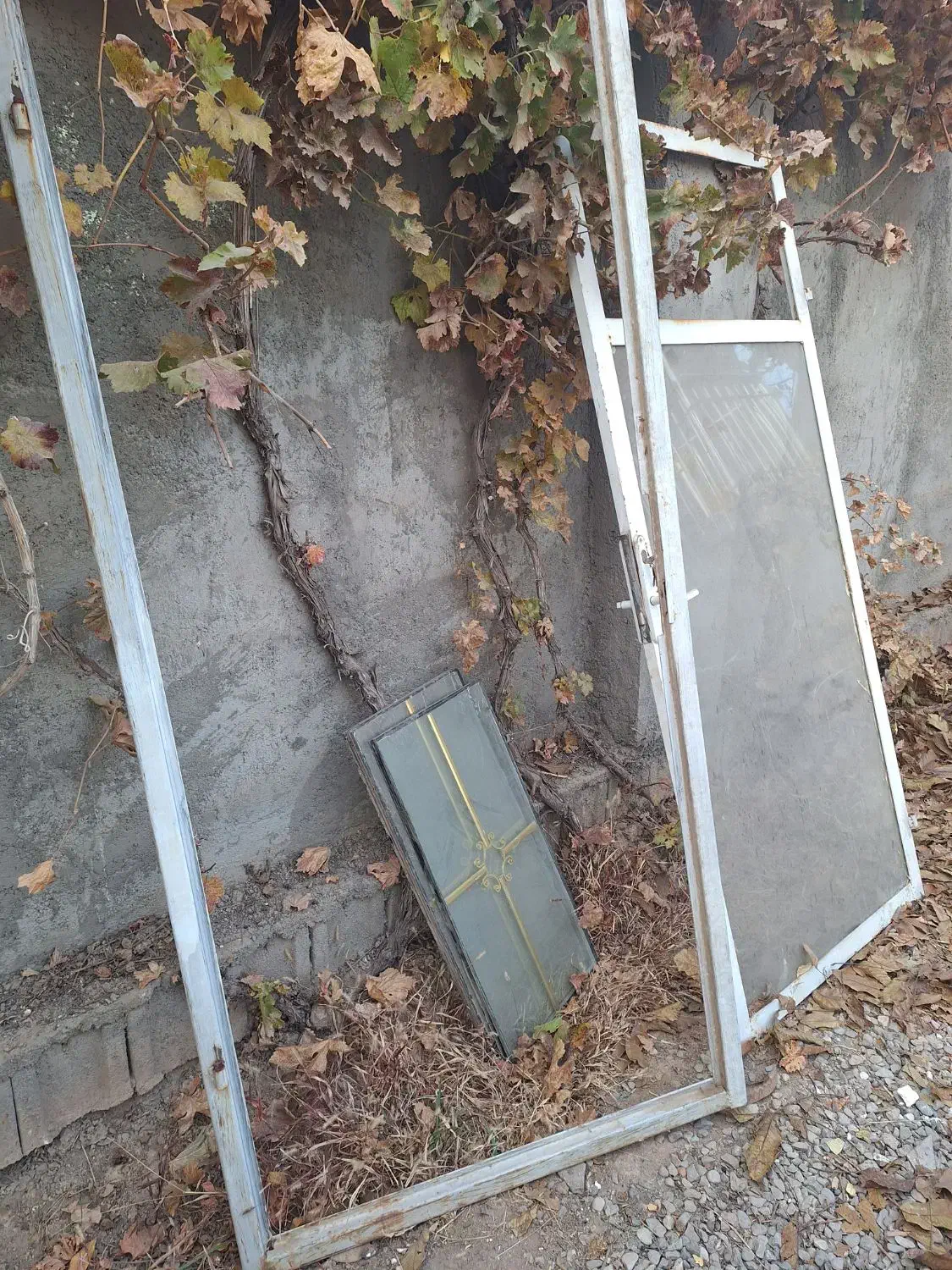 دو عدد درب آهنی و تعدادی شیشه سکوریت|مصالح و تجهیزات ساختمان|نیشابور, فضل|دیوار