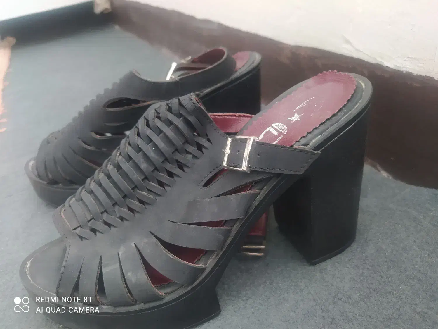 کفش نو|کیف، کفش، کمربند|ایوان, |دیوار