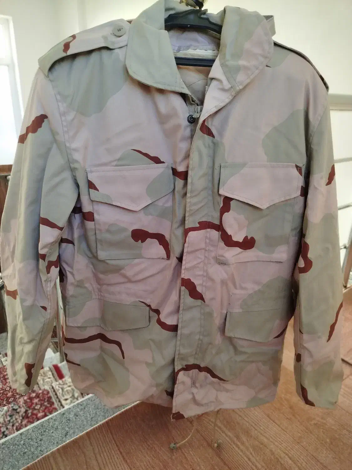 لباس و پوتین مرزبانی|لباس|قره ضیاالدین, |دیوار