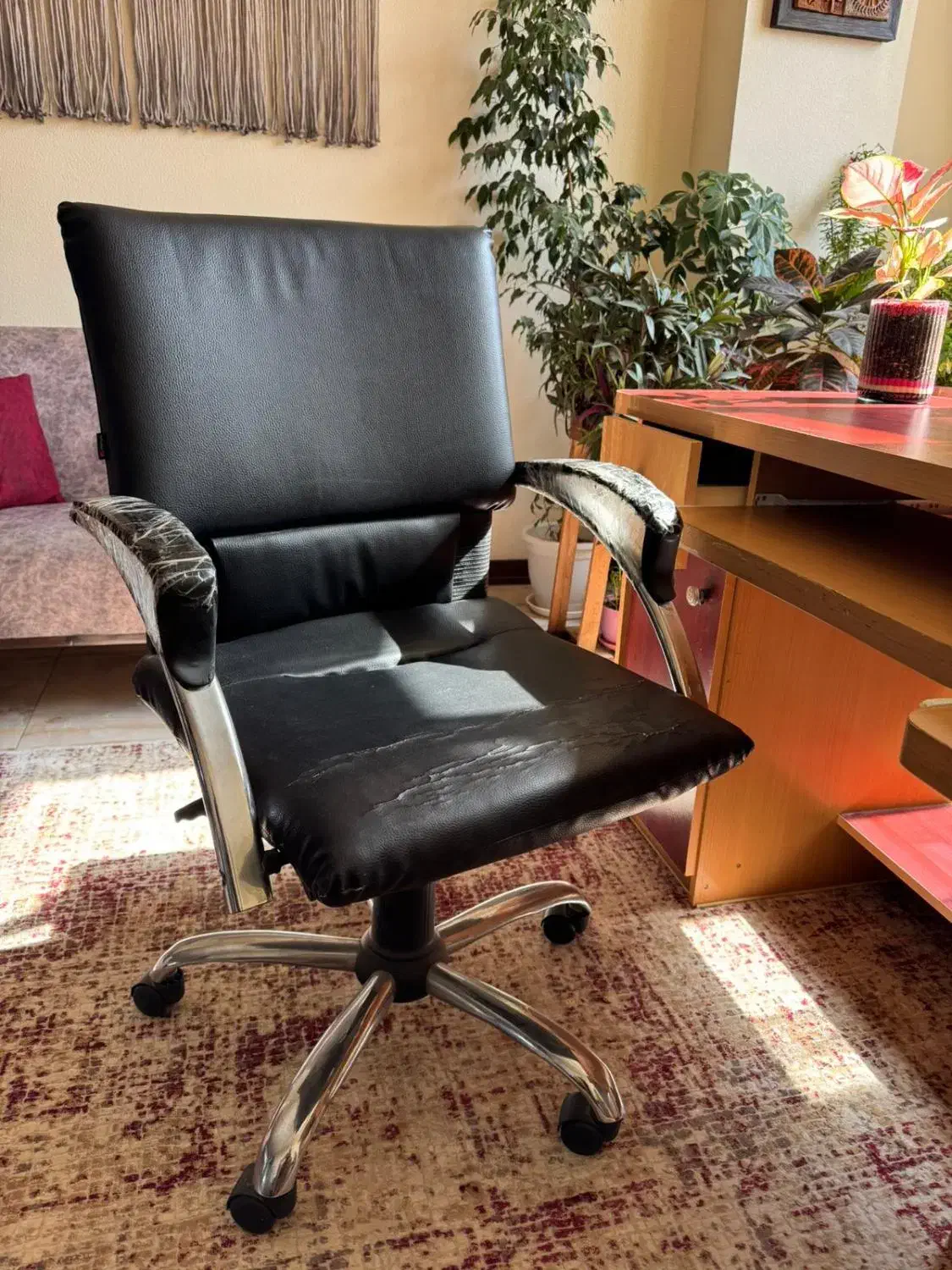 میز کامپیوتر ۱۳۰×۶۰ با صندلی ارگونومیک|میز تحریر و کامپیوتر|شاهینشهر, خانه کارگر|دیوار