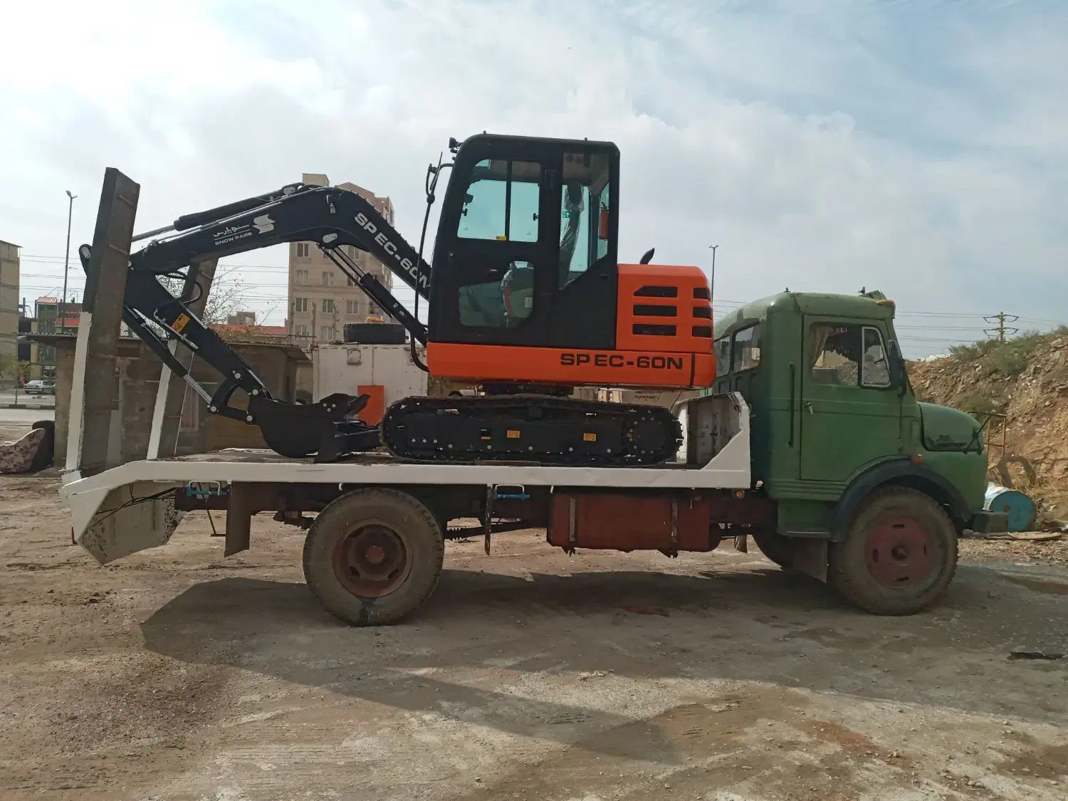 مینی بیل زنجیری با پیکور|خدمات حمل و نقل|کرمانشاه, |دیوار