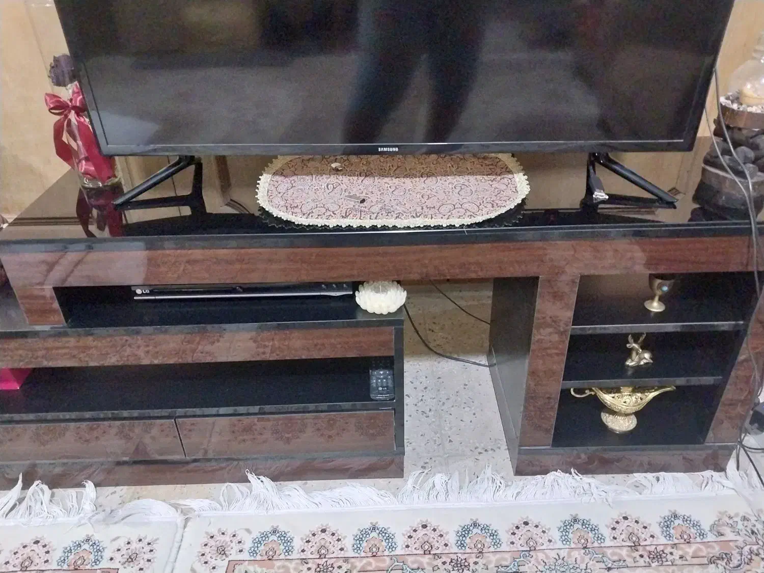 میز تلویزیون سالمه سالم دو تیکه|میز تلویزیون|ری, شهادت|دیوار