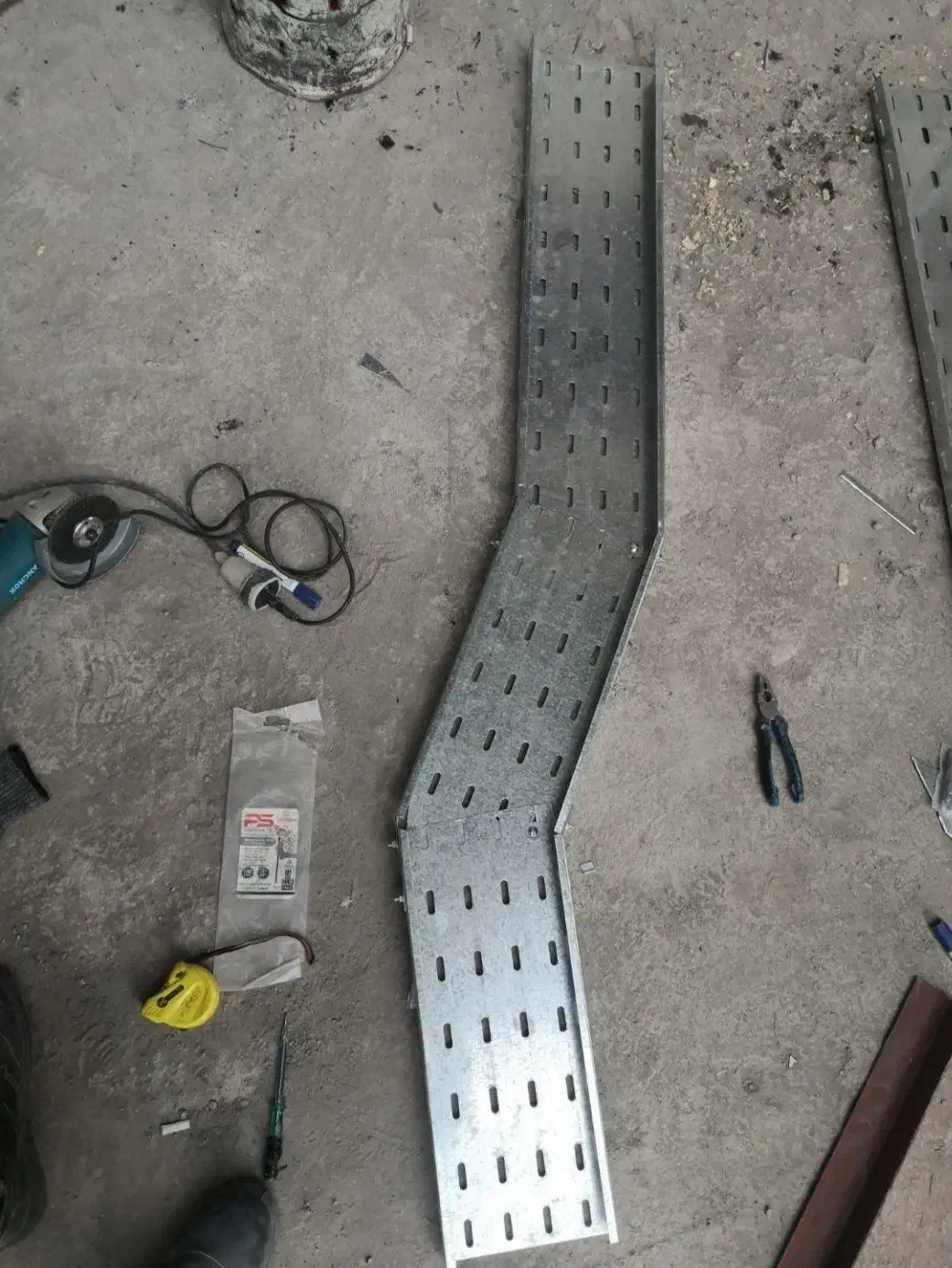 برقکار صنعت و ساختمان|خدمات پیشه و مهارت|بروجن, |دیوار