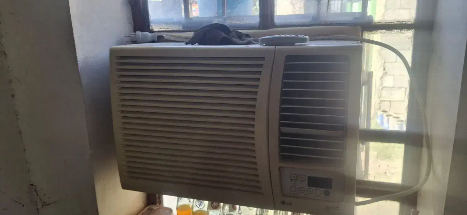 کولر پنجره ای سالم و در حد نو با کنترل|کولر گازی و فن‌کوئل|گالیکش, |دیوار