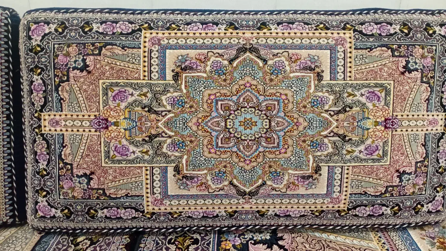 فرش و پشتی|فرش|قم, حقیقت|دیوار