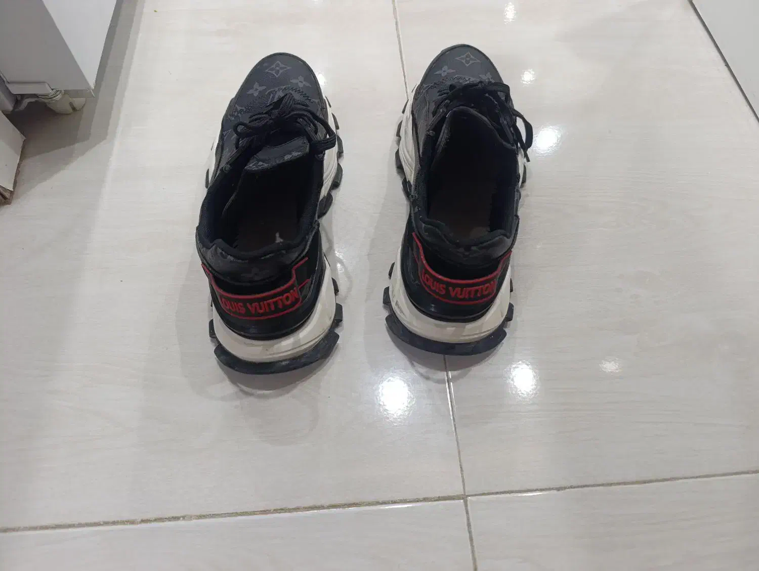 کتانی شیک|کیف، کفش، کمربند|اقبالیه, |دیوار