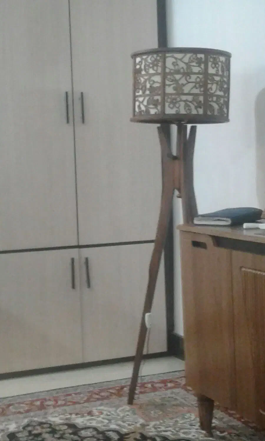 چراغ خواب ایستاده|چراغ خواب و آباژور|تالش, هشتپر|دیوار