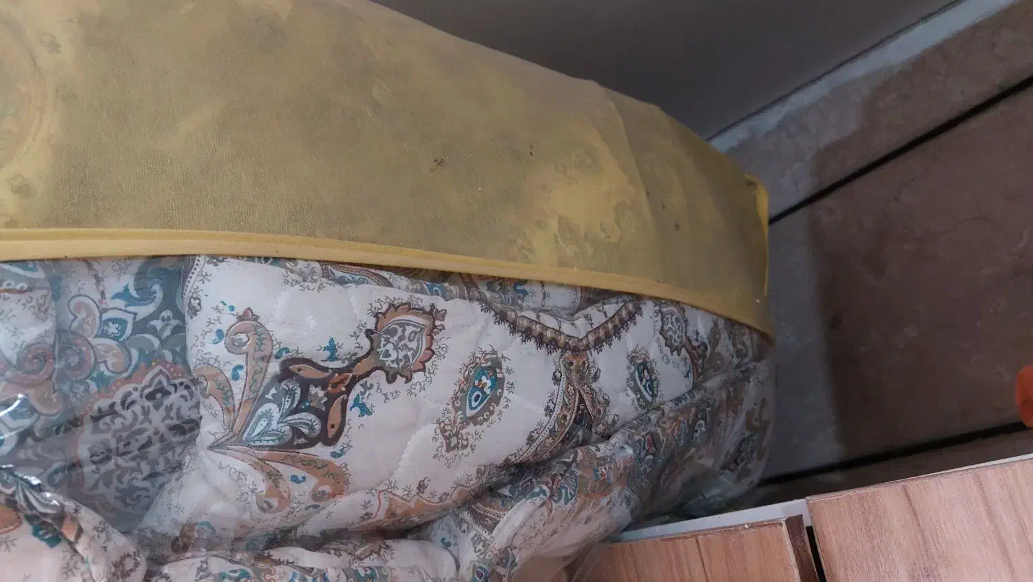 لحاف کرسی|رختخواب، بالش، پتو|چهارباغ, |دیوار