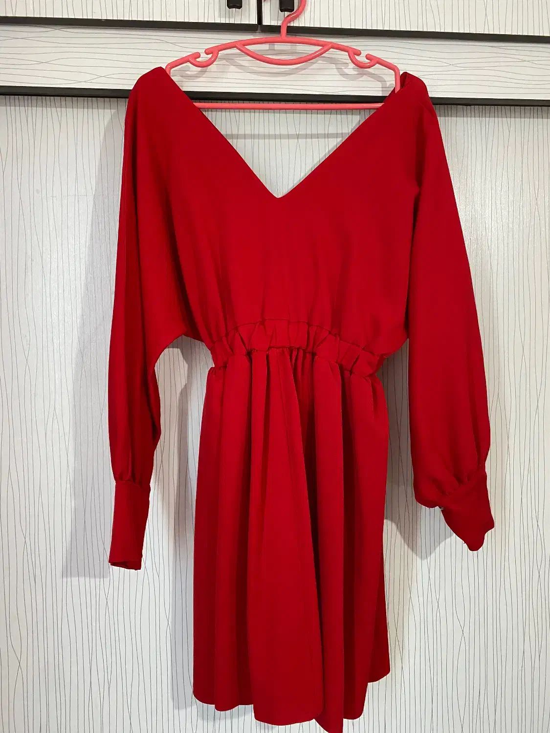 پیراهن قرمز|لباس|رامسر, |دیوار