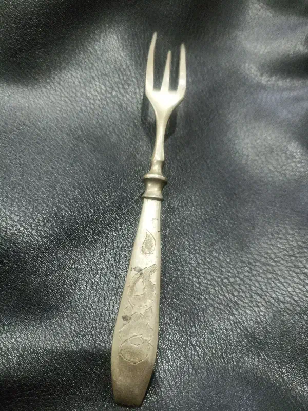 چنگال عتیقه زمان اوایل قاجار|کلکسیون اشیاء عتیقه|میاندوآب, |دیوار