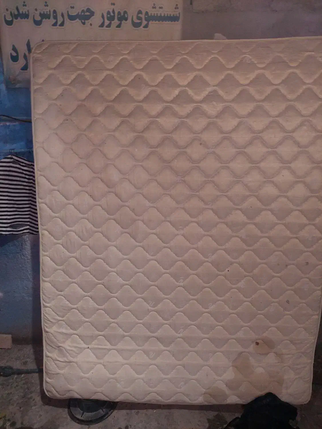 تشک تخت دو نفره و کمد فلزی ایستاده قدیمی|تشک تختخواب|کرمان, |دیوار