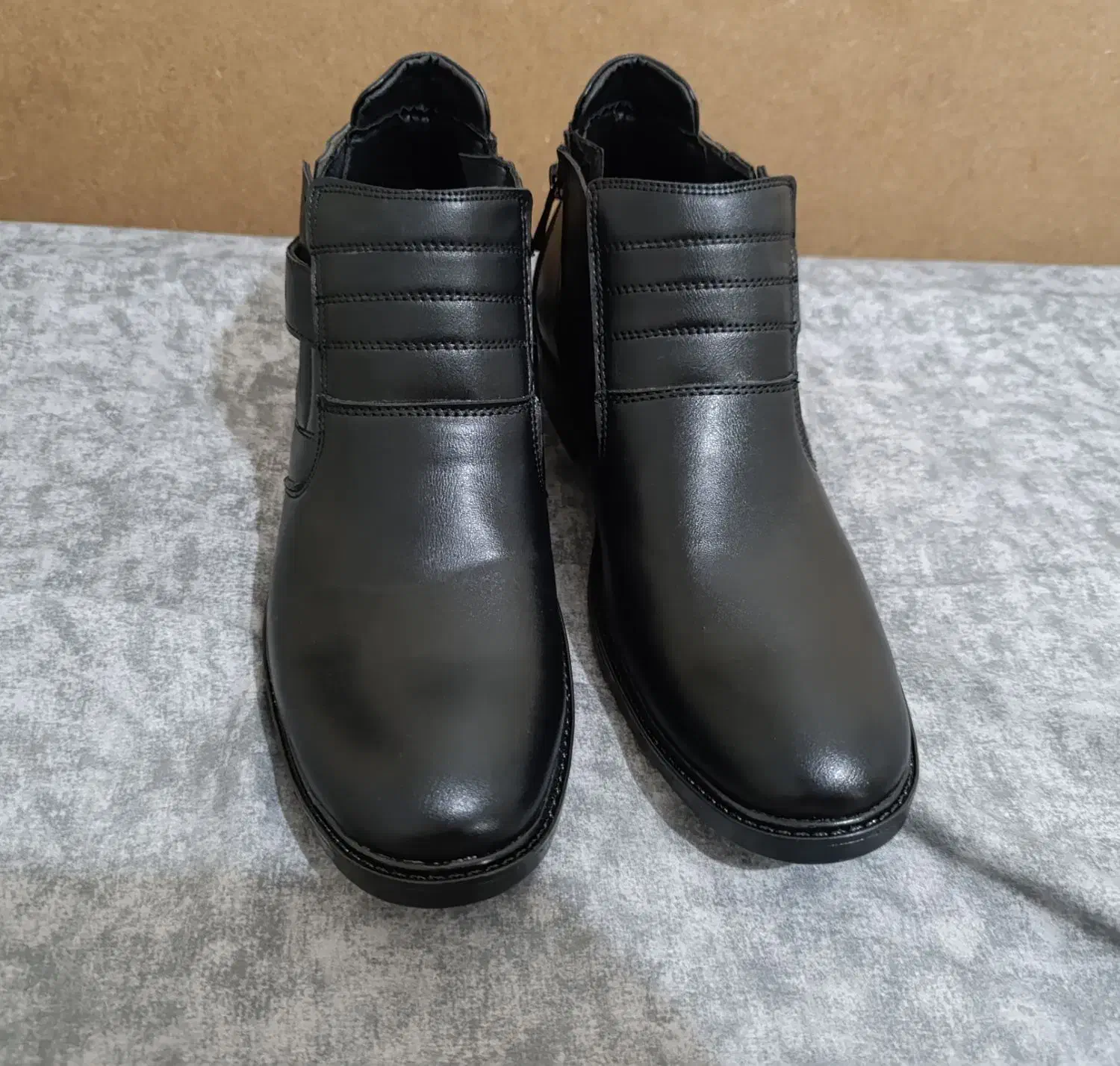 کفش|کیف، کفش، کمربند|قم, بنیاد|دیوار