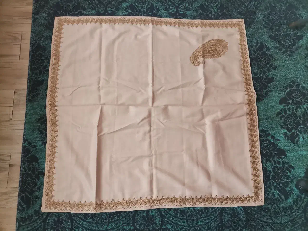 رومیزی سوزن دوزی نو قدیمی رومیزی گلدوزی|پرده، رانر، رومیزی|مشهد, نرگس (شهرک غرب)|دیوار