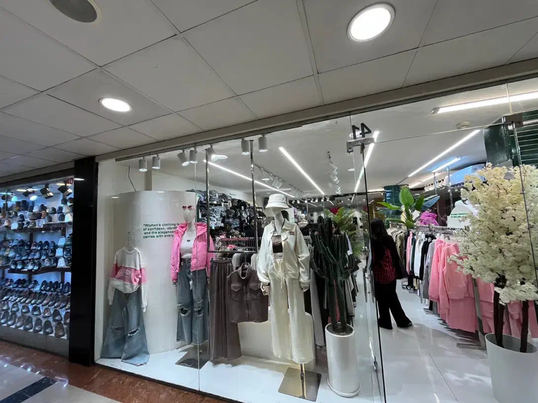 فروشنده خانم یا اقا بوتیک زنانه پاساژ تیراژه|استخدام بازاریابی و فروش|تهران, باغ فیض|دیوار