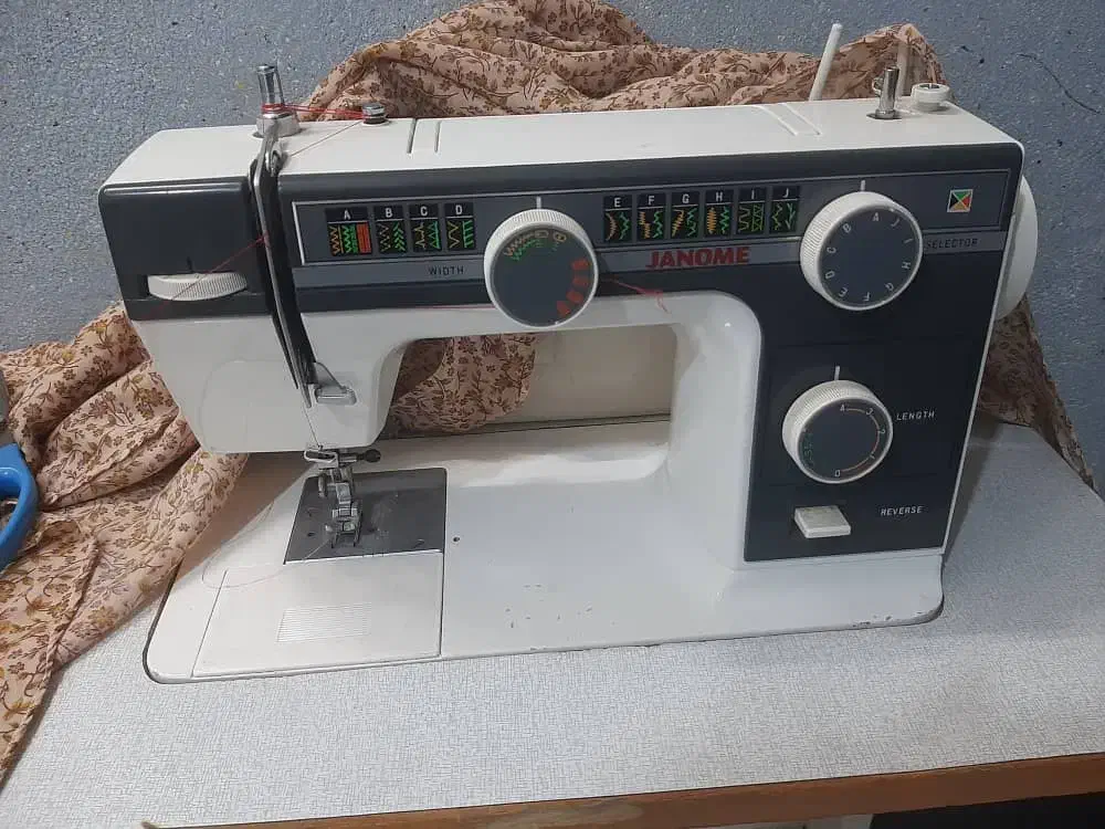 فروش یک دستگاه چرخ خیاطی صنعتی با میز|چرخ خیاطی و ریسندگی|شاهین‌شهر, شهرک گلدیس|دیوار