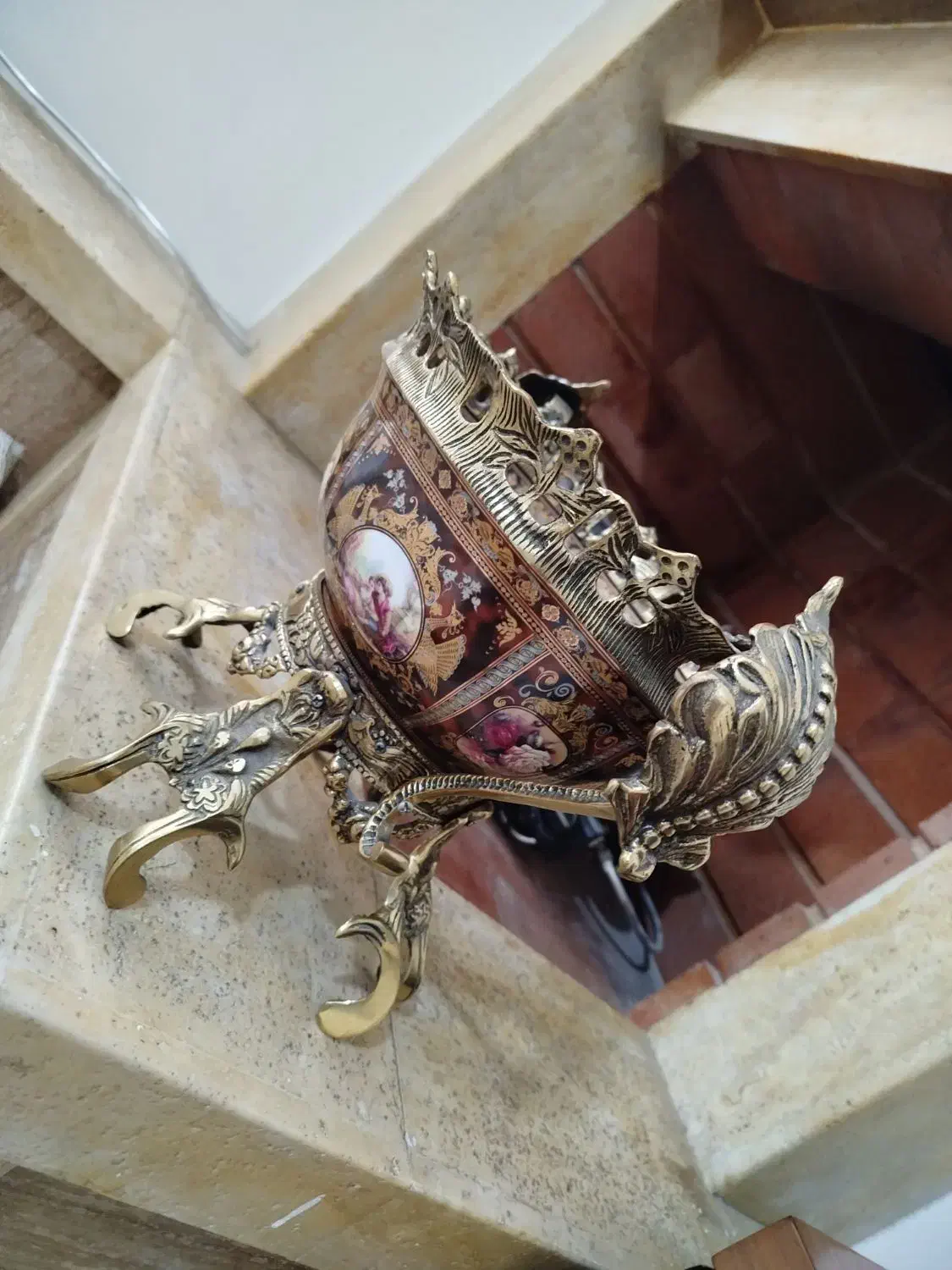 ظرف برنجی با طرح لیلی و مجنون|کلکسیون اشیاء عتیقه|کرج, کوی زنبق|دیوار