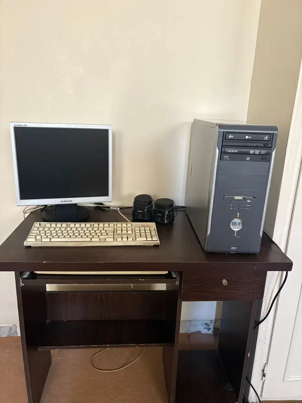 کامپیوتر به همراه میز و صندلی|رایانه رومیزی|اصفهان, خانه اصفهان|دیوار