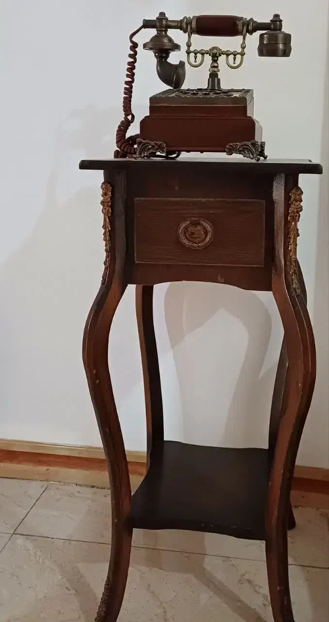 تلفن آنتیک بهمراه میز تلفن چوبی|تلفن رومیزی|فریدون‌کنار, |دیوار