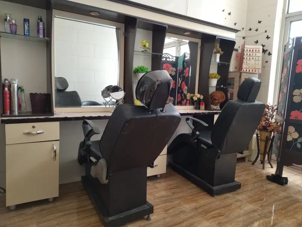 سالن آرایشی با کلیه وسایل آرایشی|آرایشگاه و سالنهای زیبایی|قیدار, |دیوار