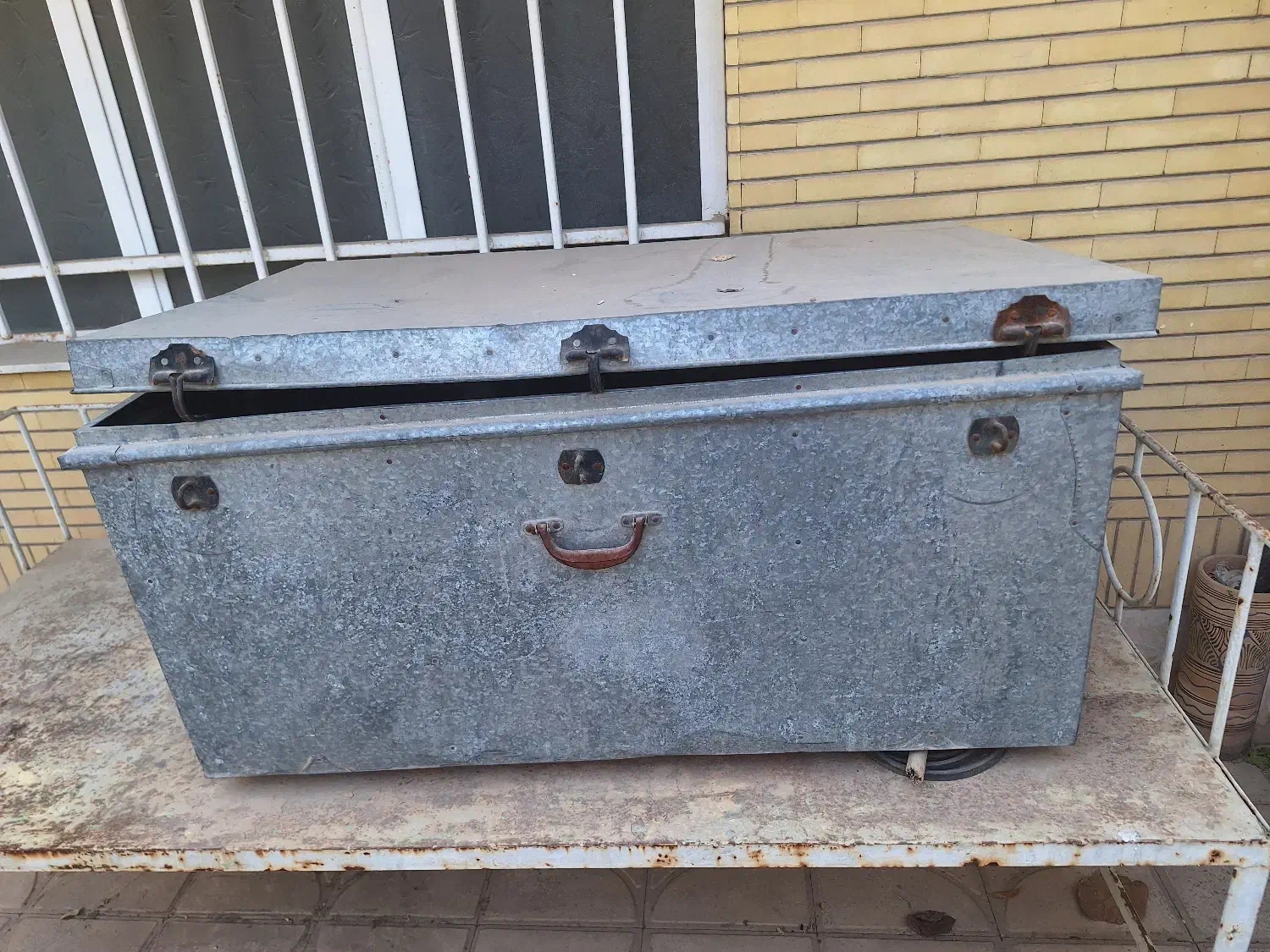 صندوق فلزی بزرگ قدیمی|کلکسیون اشیاء عتیقه|جهرم, |دیوار