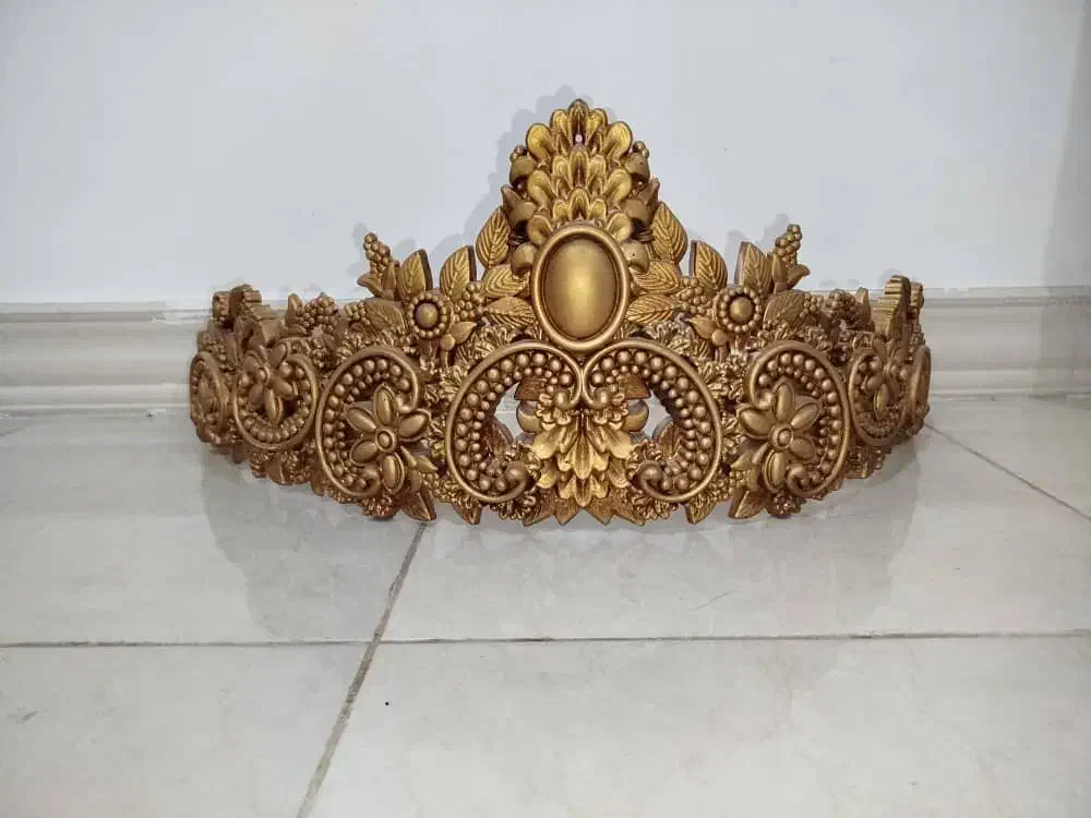 تاج. تخت.|تخت و سرویس خواب|باوی, |دیوار