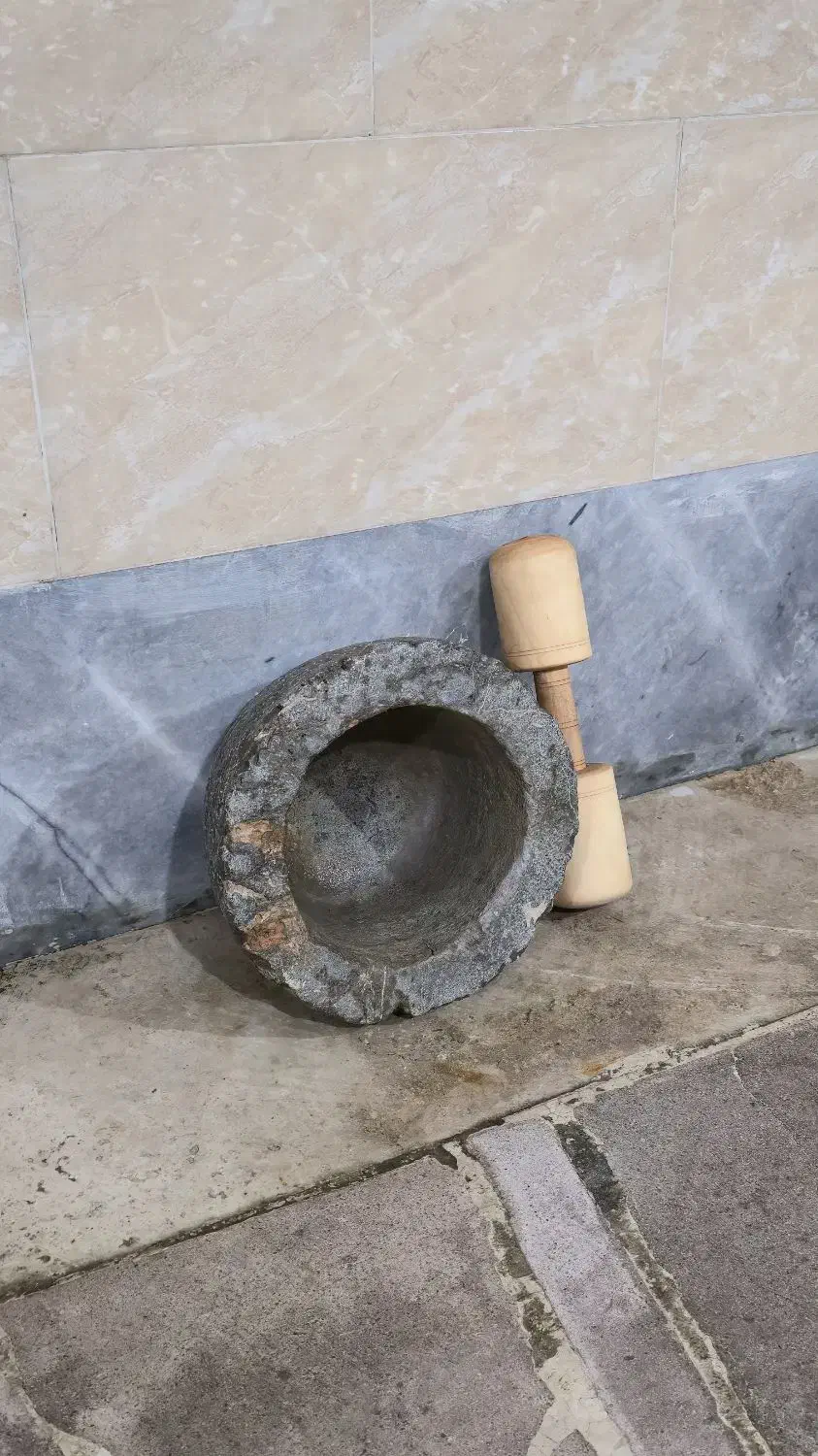 هاون سنگی بزرگ|کلکسیون اشیاء عتیقه|اصفهان, آفاران|دیوار