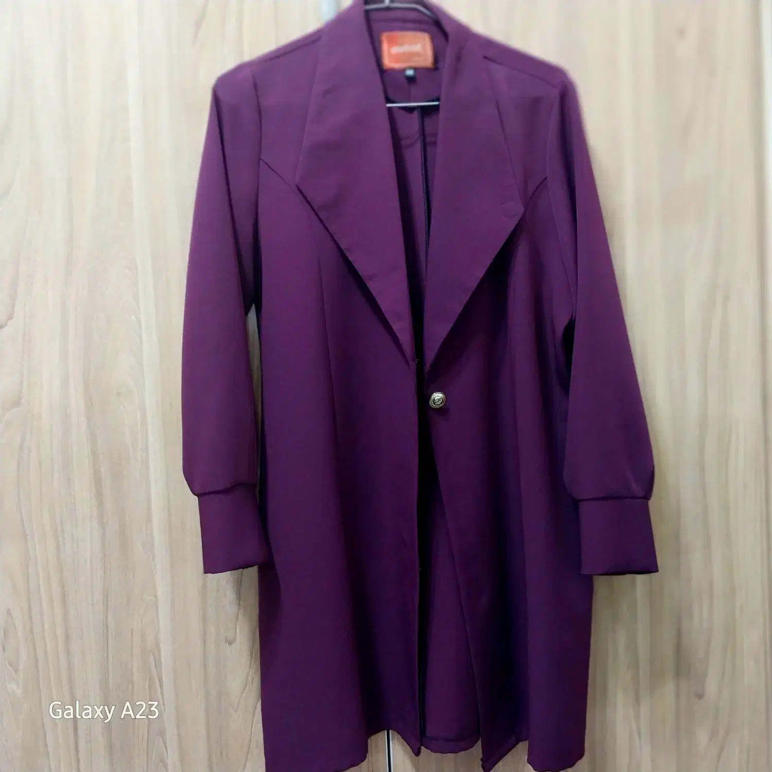 تعدادی مانتو وشومیز وشال|لباس|رشت, آتشگاه|دیوار