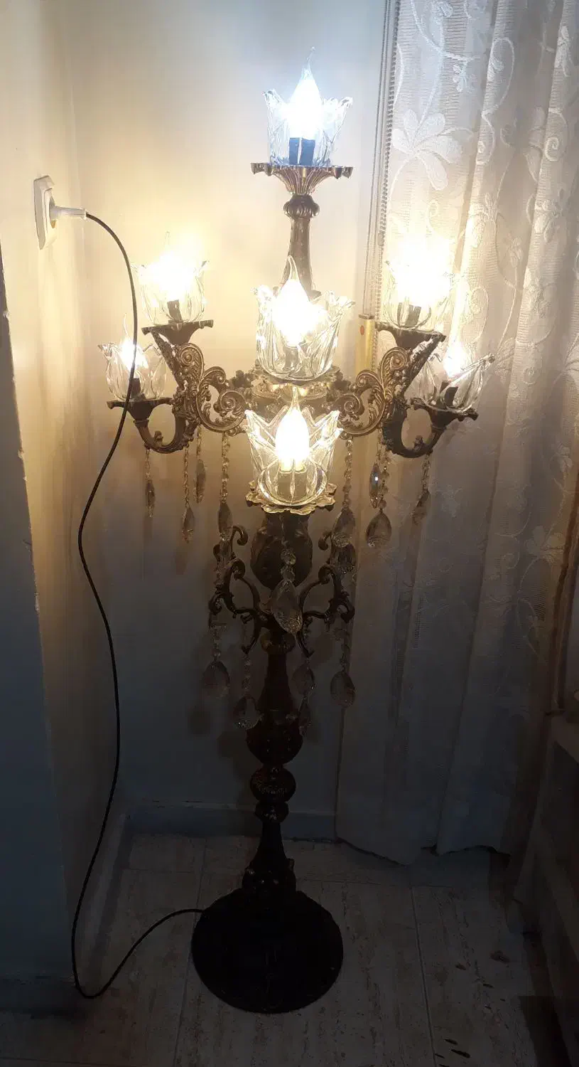 آباژور ایستاده کنار سالنی|چراغ خواب و آباژور|سبزوار, عظیمیان|دیوار