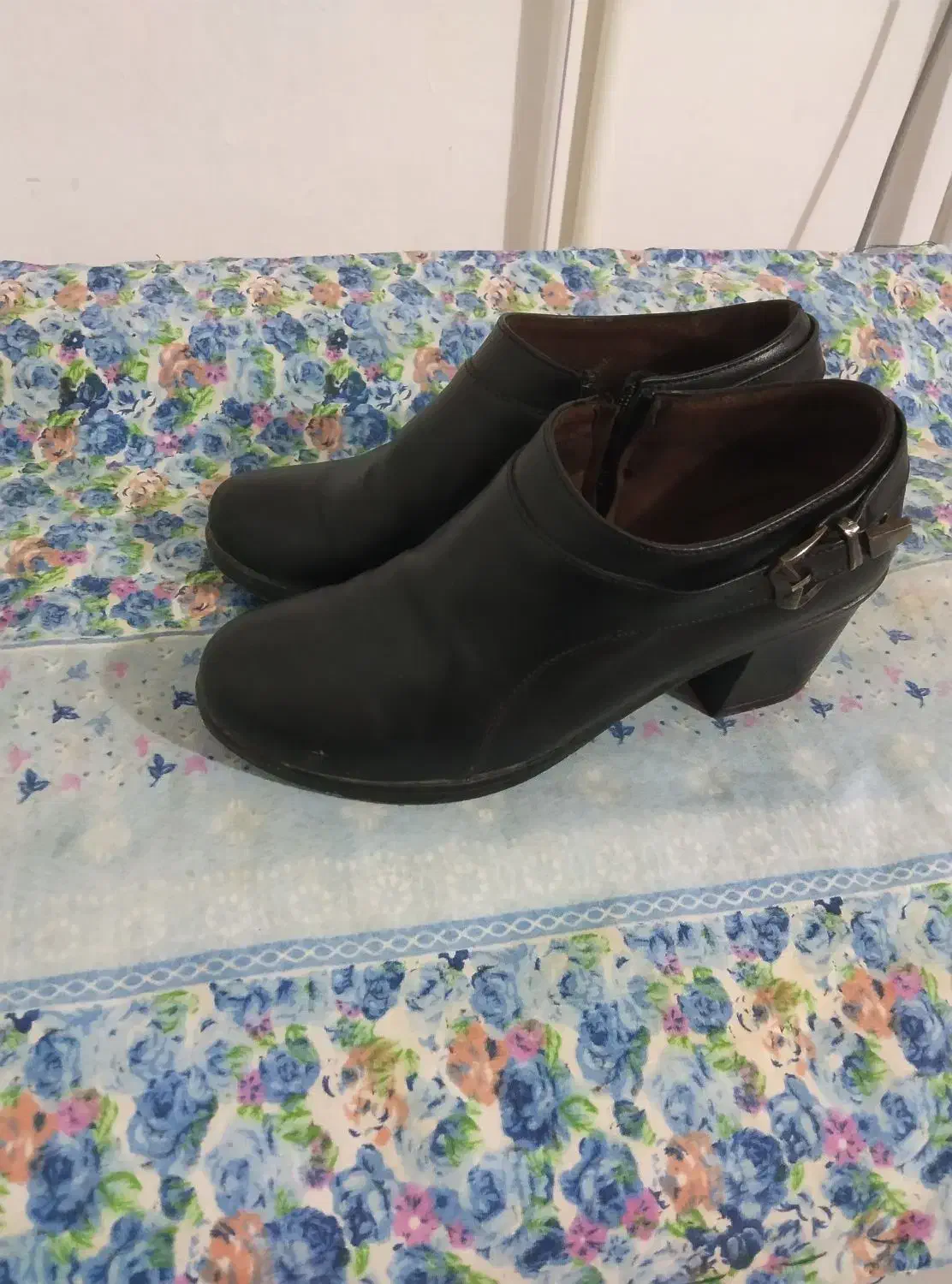 یک جفت کفش و کاپشن|لباس|بانه, |دیوار