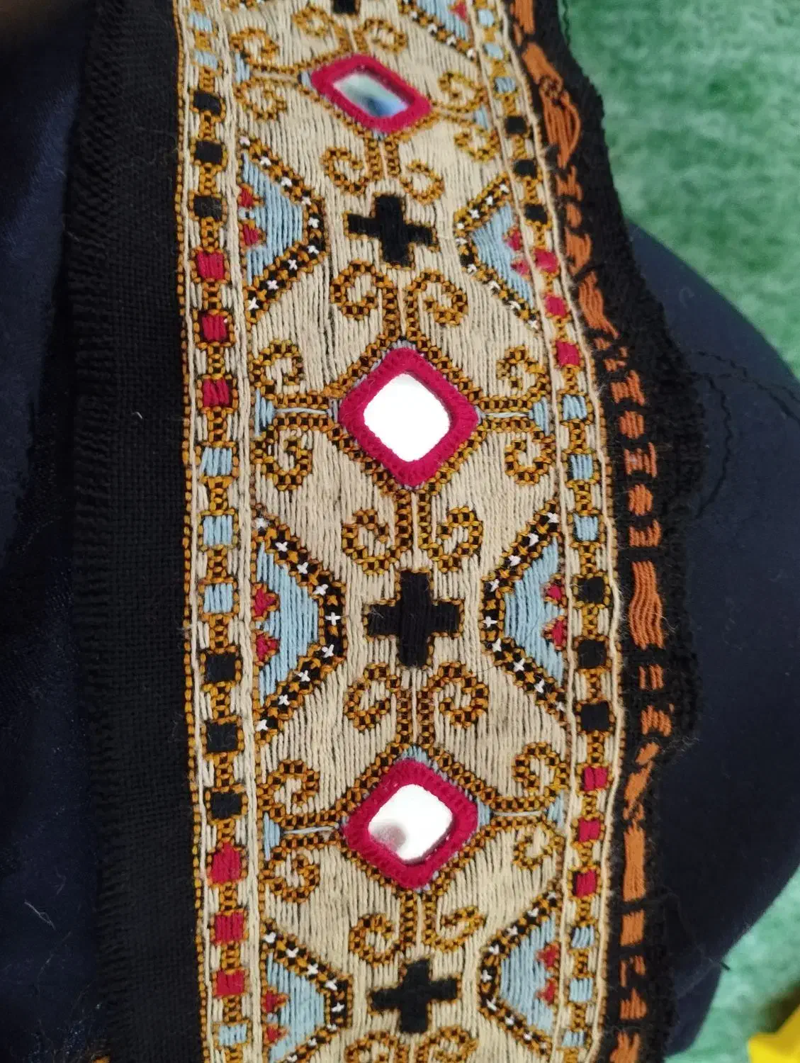 خیاط و دوچگر زی استین دستی چرخی موسوم دوزی، اینه|لباس|زاهدان, |دیوار