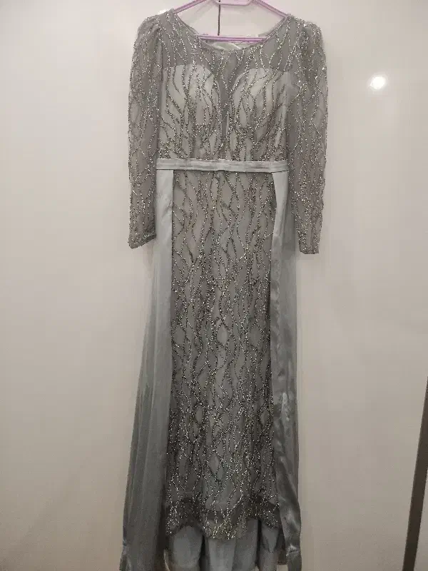 لباس مجلسی|لباس|رشت, باهنر|دیوار