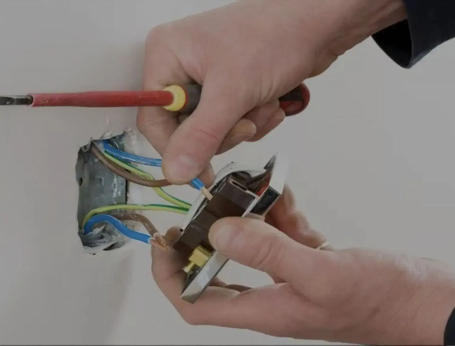 سیم کشی ساختمان|خدمات پیشه و مهارت|زاهدان, |دیوار