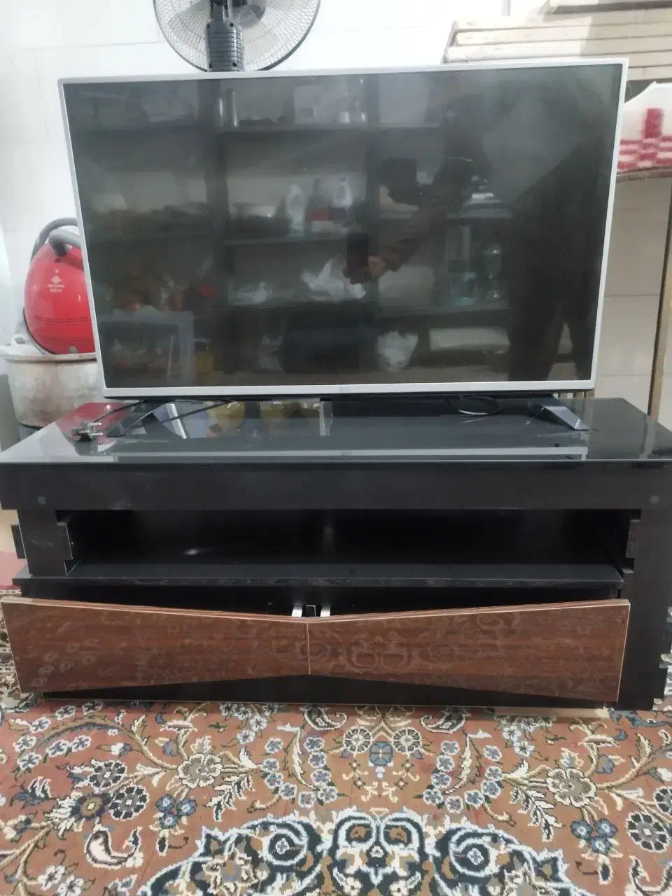 تلویزیون LG 43 اینچ همراه میز سالم و تمیز|تلویزیون و پروژکتور|مشهد, خین عرب|دیوار