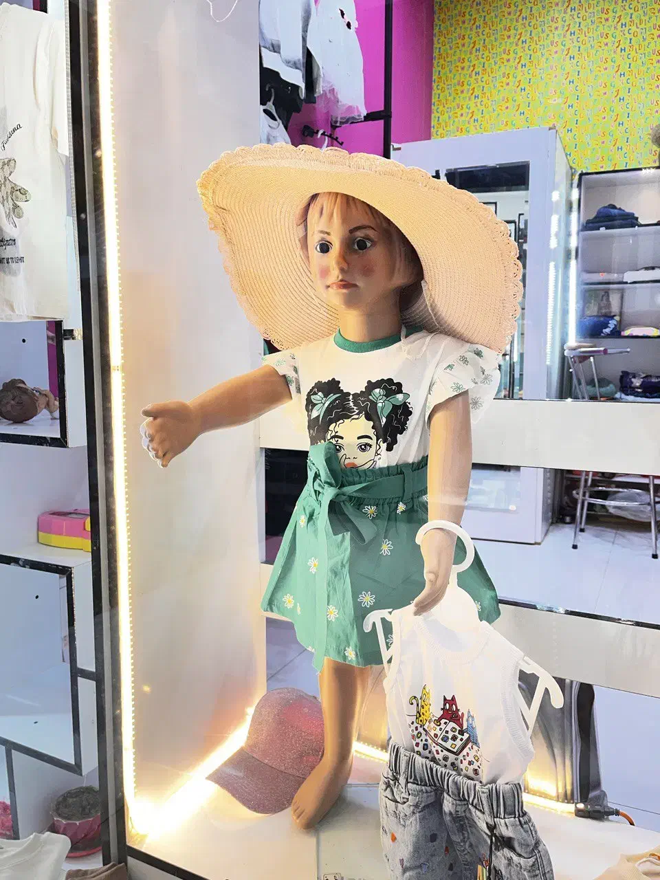 فروش مانکن و اتاق پرو و میز پیشخوان و ویترین|فروشگاه و مغازه|نیشابور, فردوس شمالی|دیوار