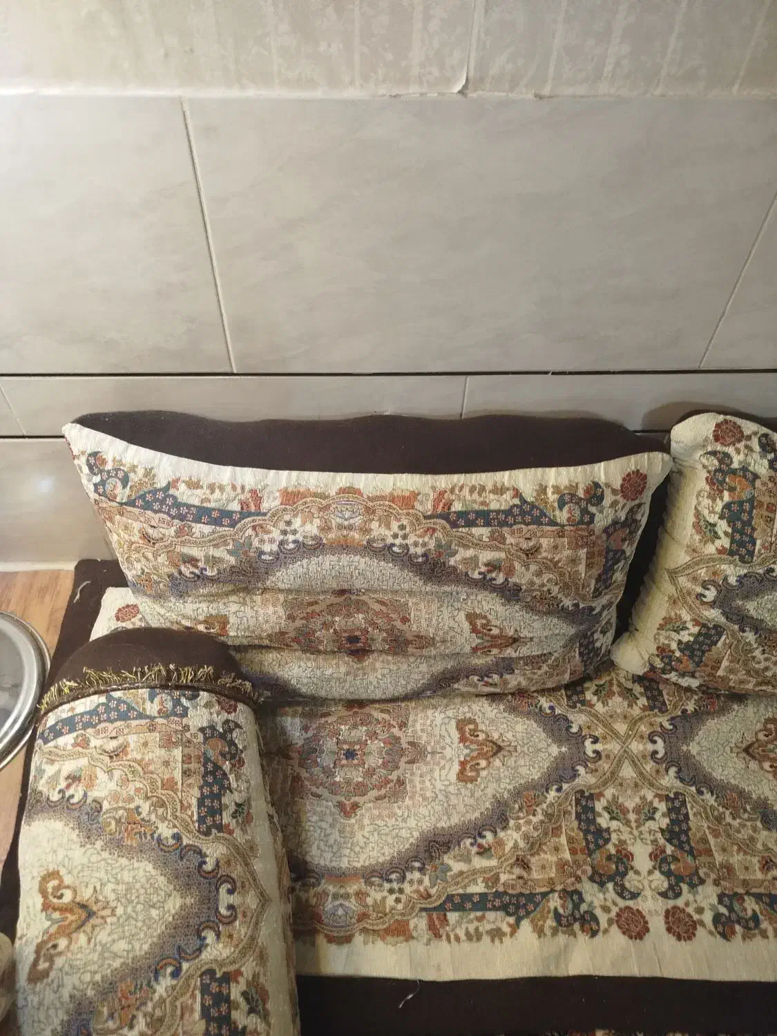 شاه نشین|پشتی|خرم‌آباد, |دیوار