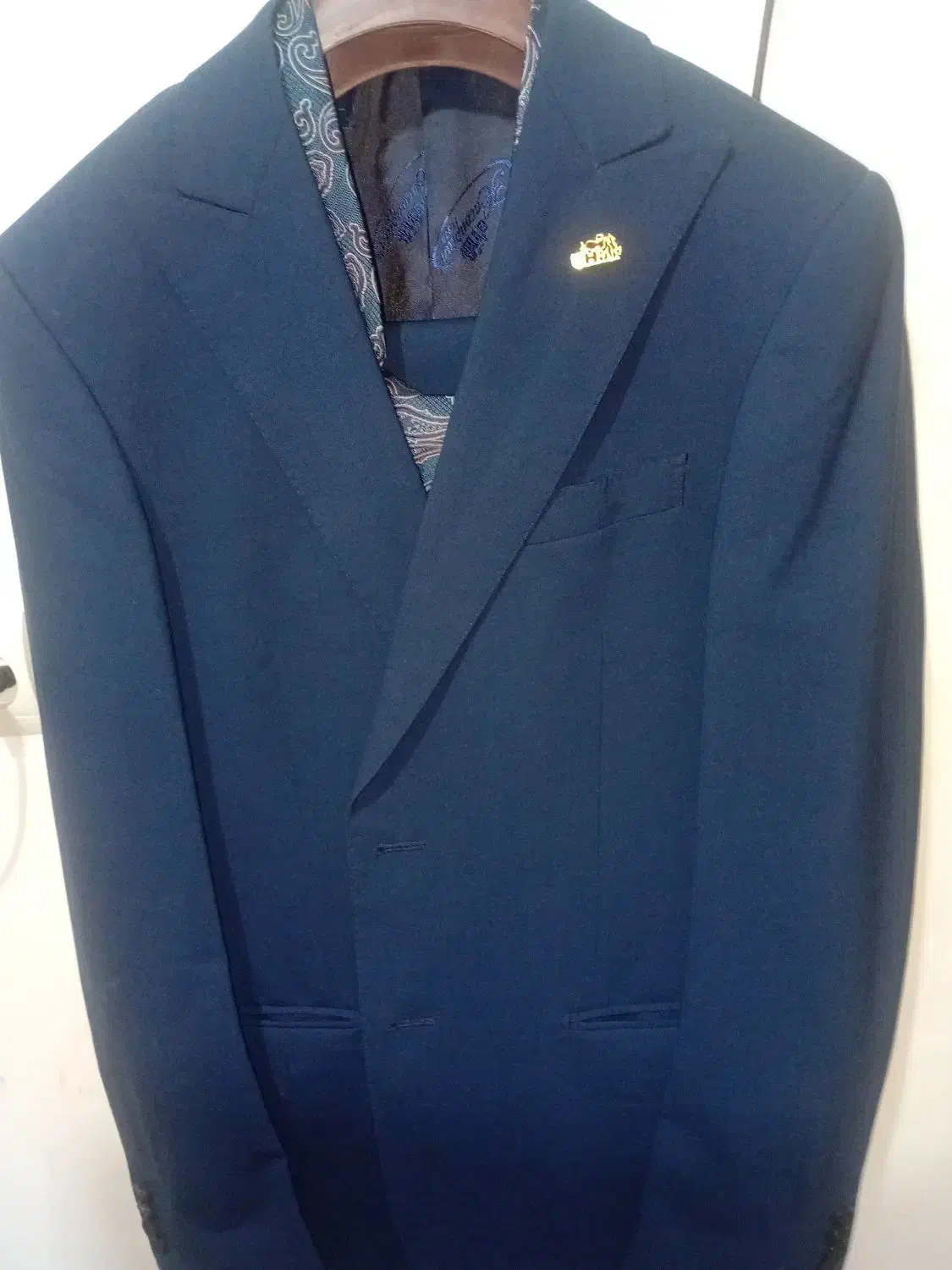 کت و شلوار هاکوپیان|لباس|رشت, منظریه|دیوار