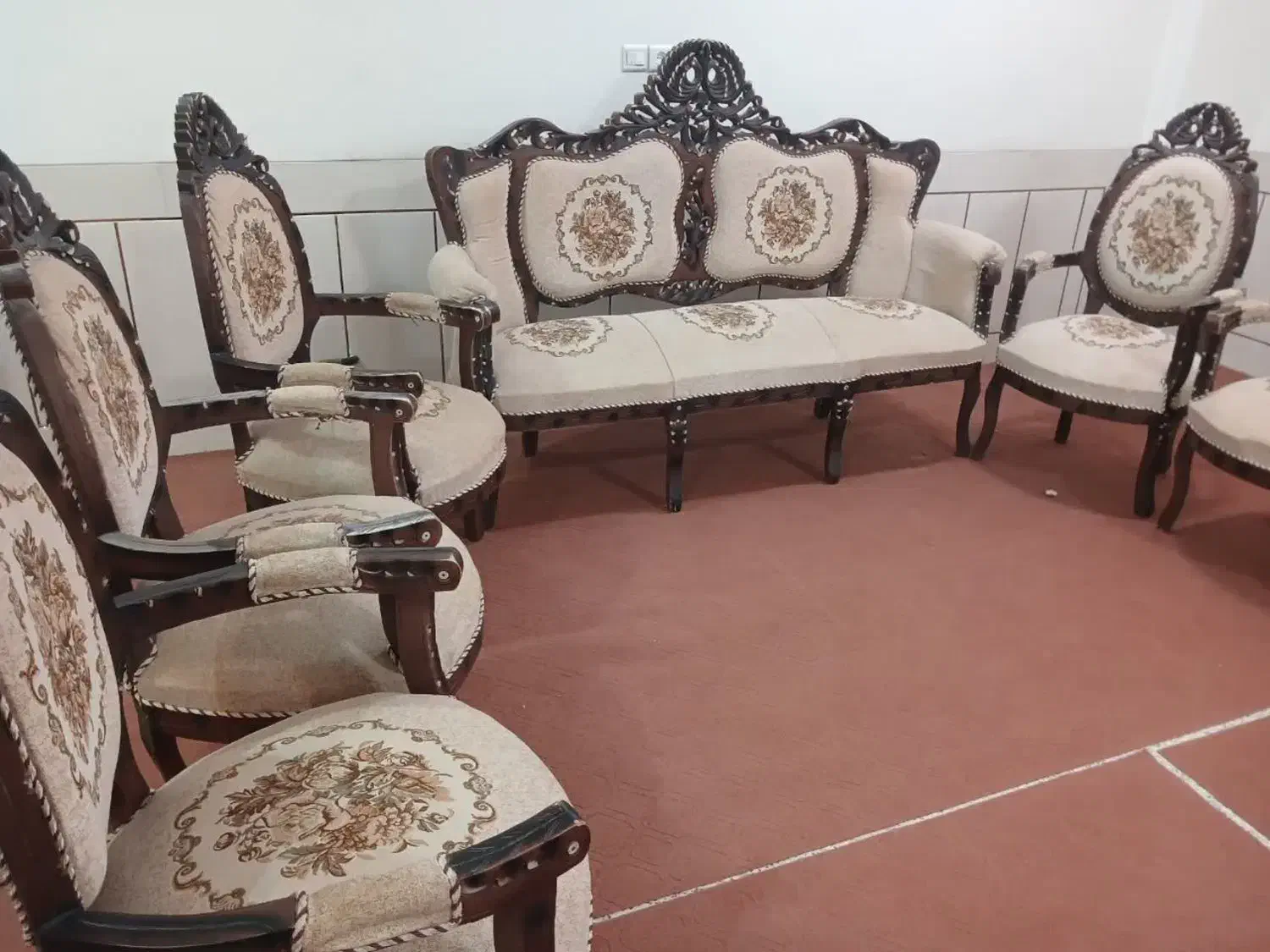 مبل ۹ نفره کلاسیک سالم وتمیز|مبلمان خانگی و میز عسلی|لنجان, |دیوار