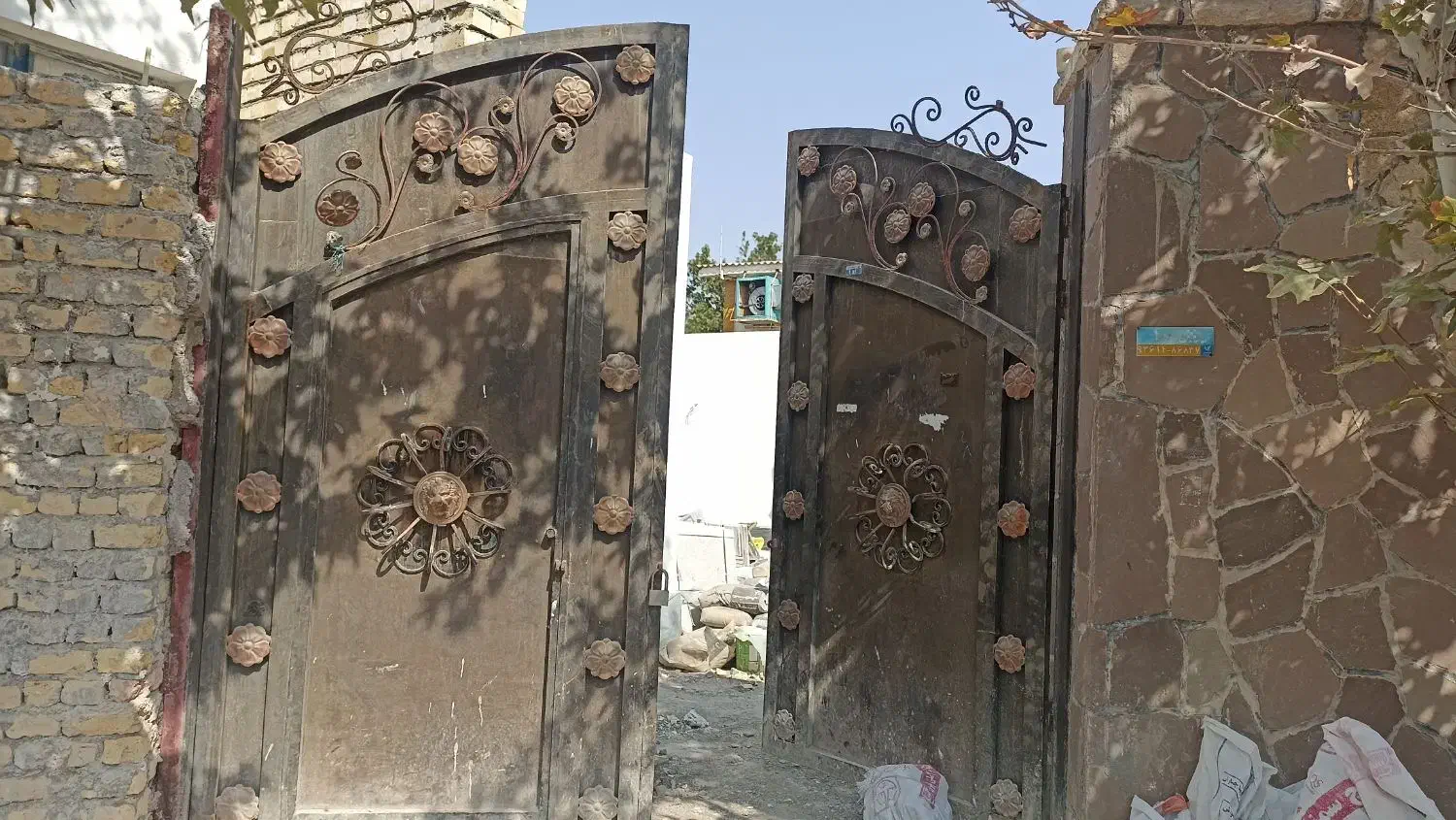 درب بزرگ باغ ویلا محکم و ورق سنگین فروشی.|مصالح و تجهیزات ساختمان|گلبهار, شهر جدید گلبهار|دیوار