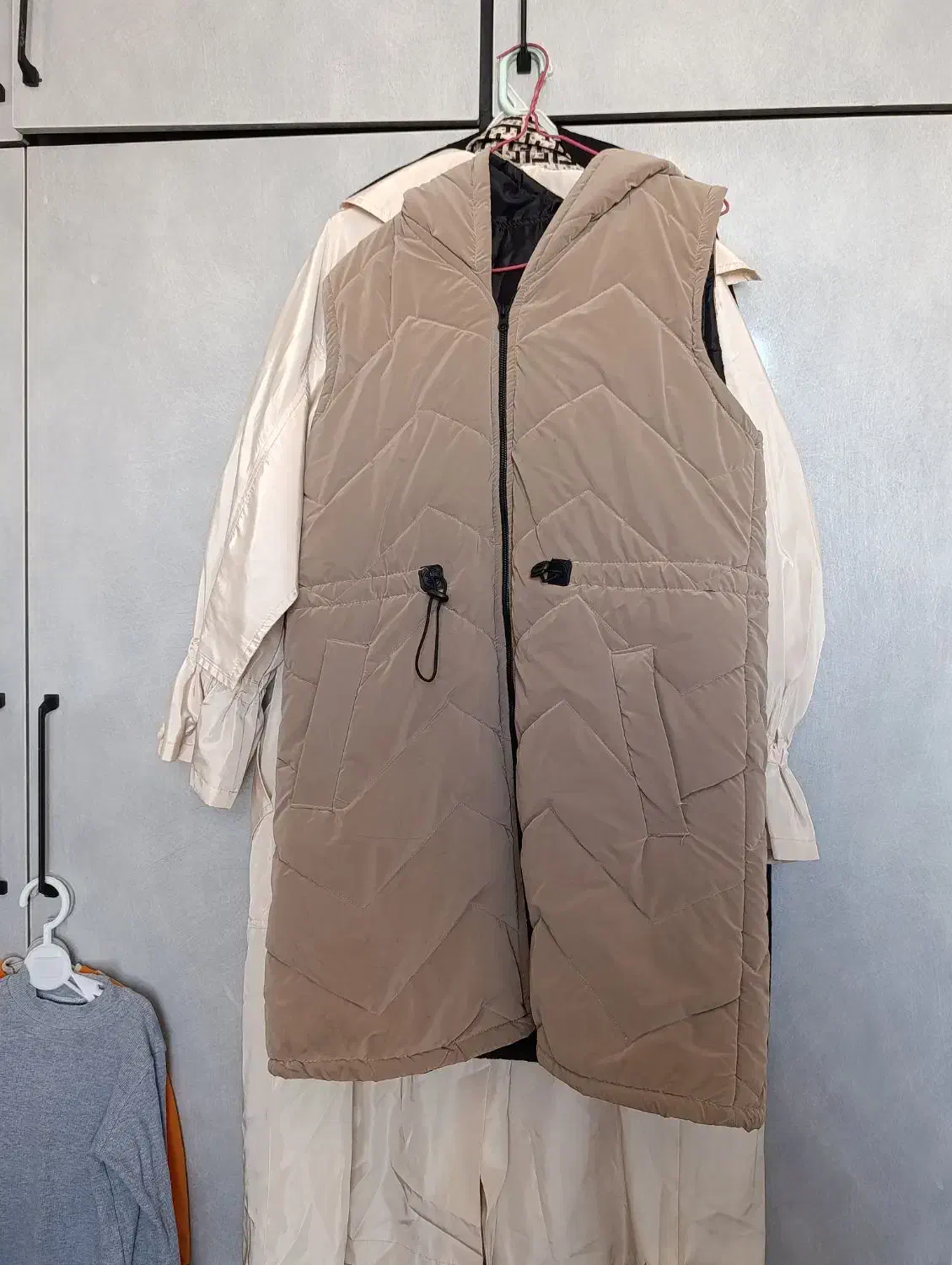 کت و شلوار آجری و پالتو بارانی کرم و پافر نسکافه|لباس|شیراز, قالیشویی|دیوار