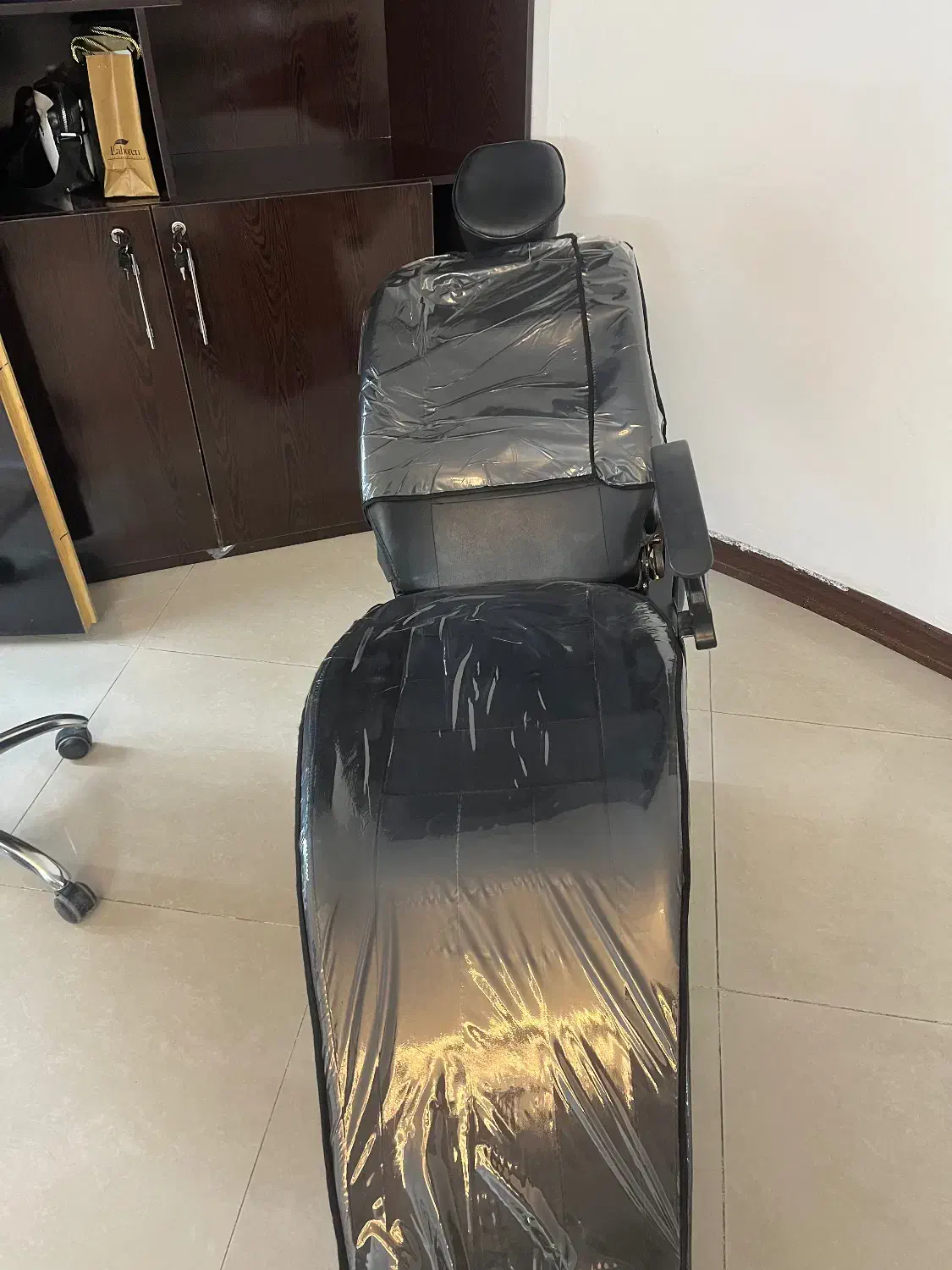 صندلی اصلاح و میکاپ|آرایشگاه و سالن‌های زیبایی|اصفهان, فیض|دیوار