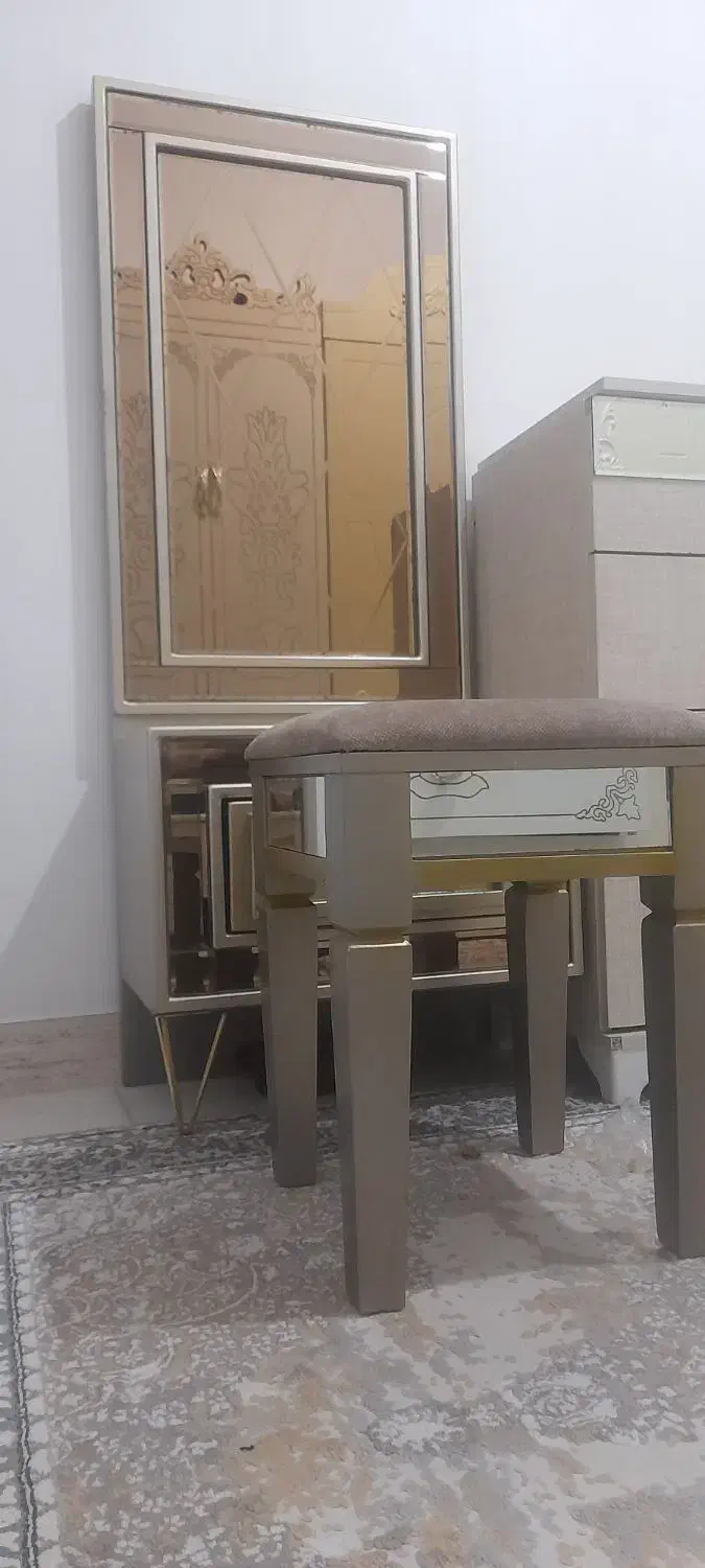 پاتختی در حد نو|تخت و سرویس خواب|رشت, معلولین|دیوار