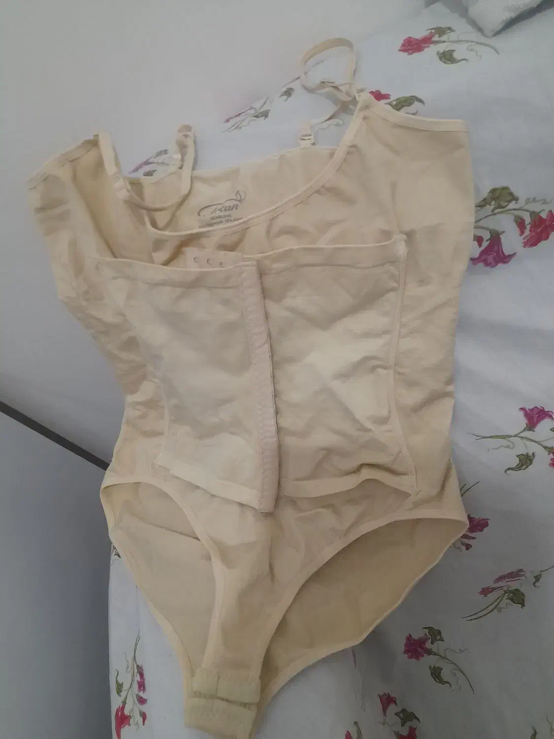 گِن ساعت شنی|لباس|خوی, |دیوار