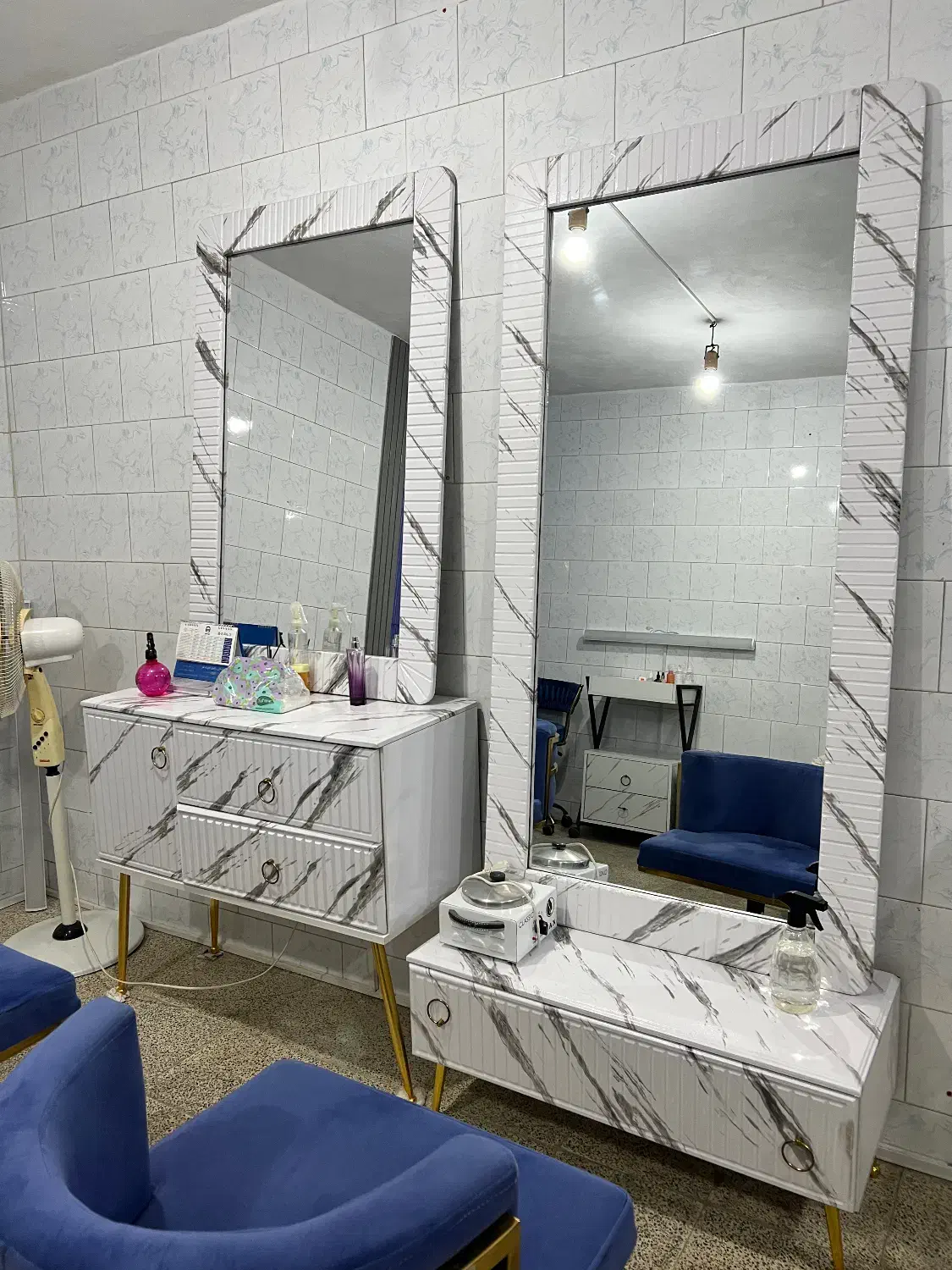 تعدادی لوازم اریشگاه زنانه میز ناخن ترولی تخت...|آرایشگاه و سالن‌های زیبایی|آستارا, |دیوار