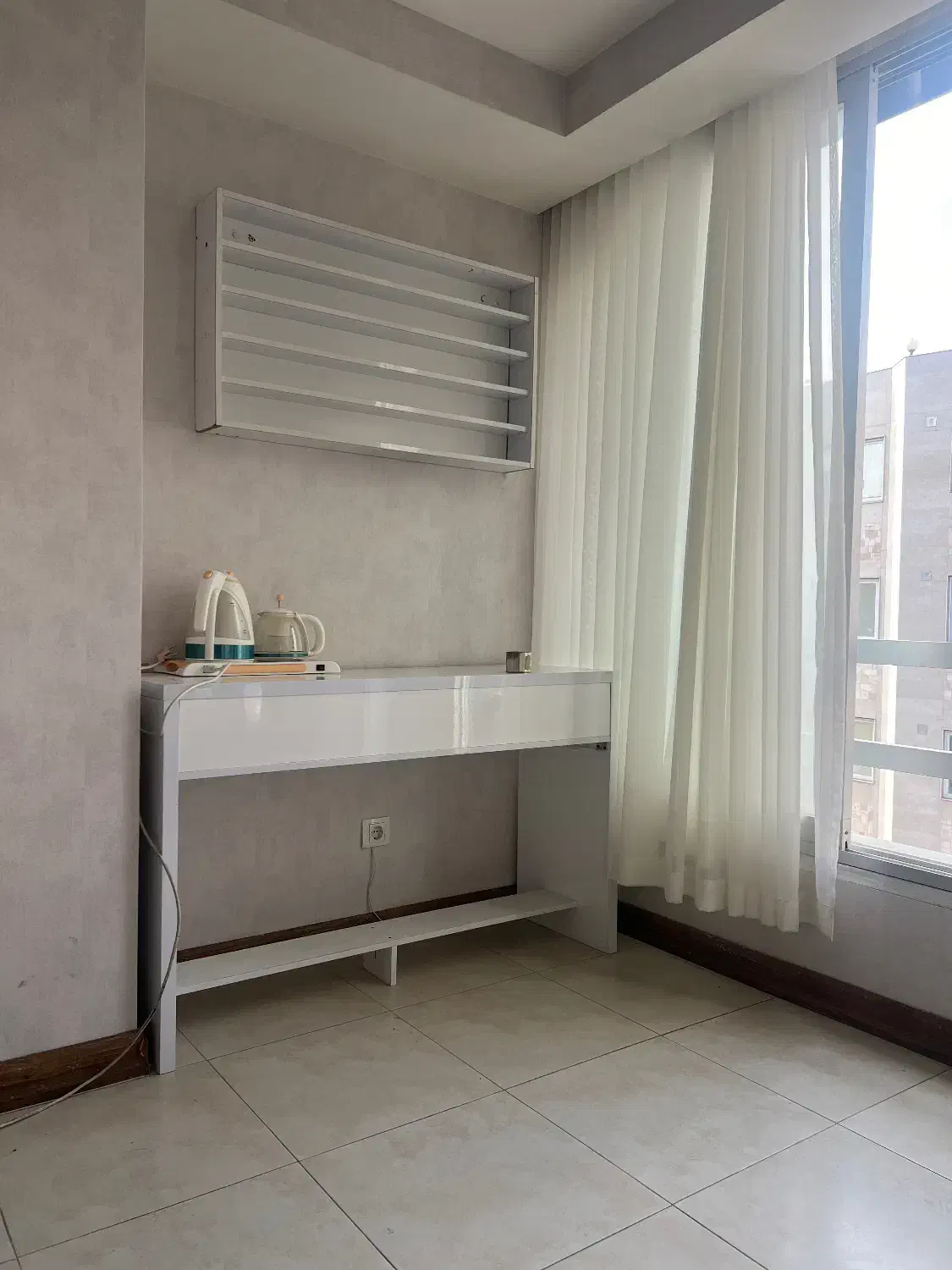 میز ناخن|آرایشگاه و سالن‌های زیبایی|ساری, |دیوار