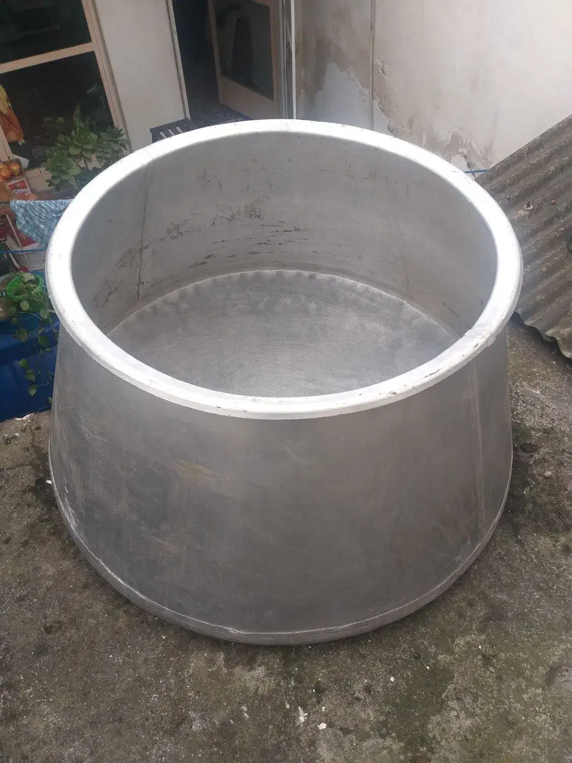 دیگه بزرگ روحی|ظروف پخت‌وپز|رشت, چمارسرا|دیوار