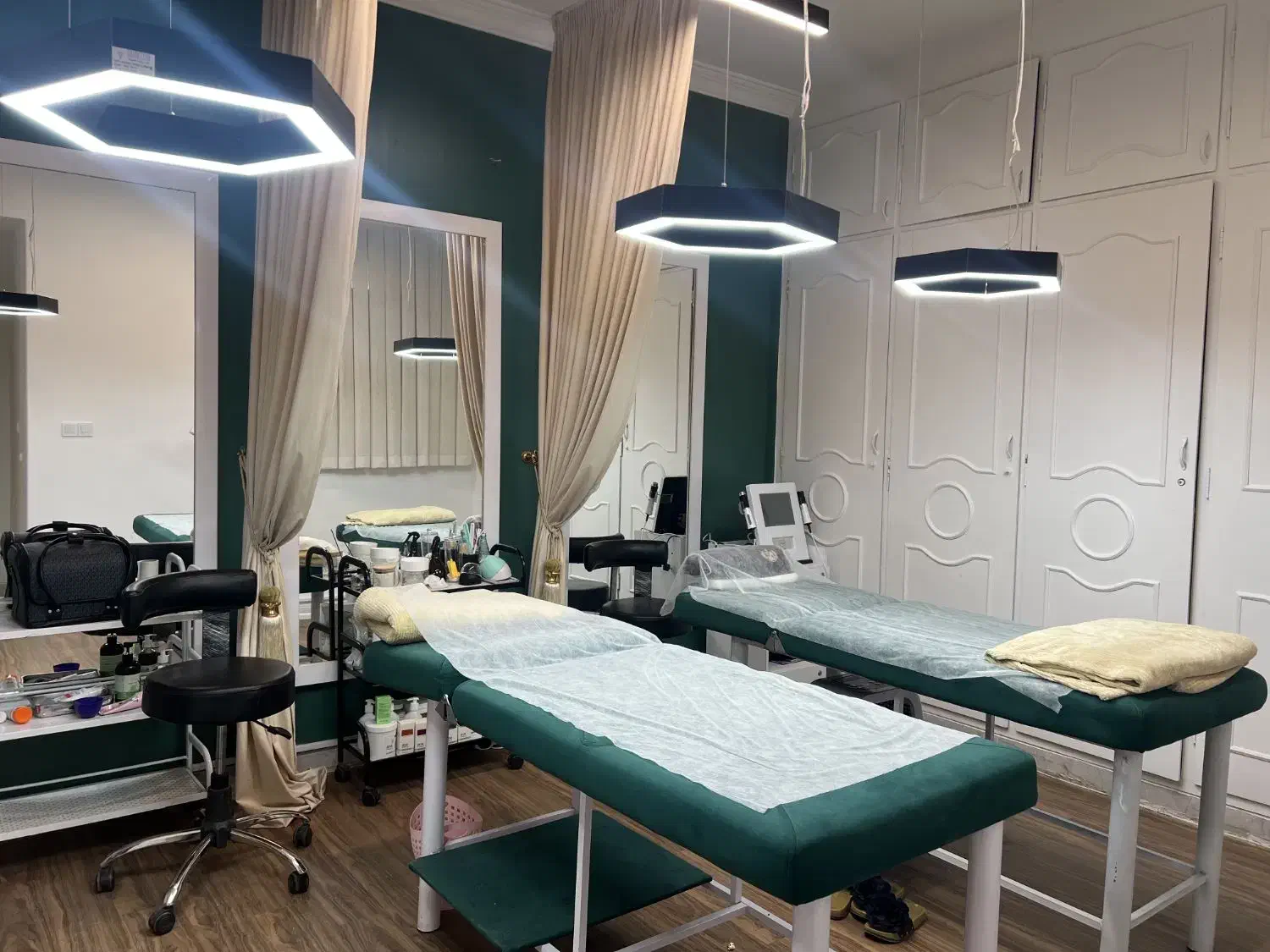 ناخنکار، مژه کار،رنگ کار و فیشیال کار حرفه ای|استخدام درمانی، زیبایی، بهداشتی|یزد, |دیوار