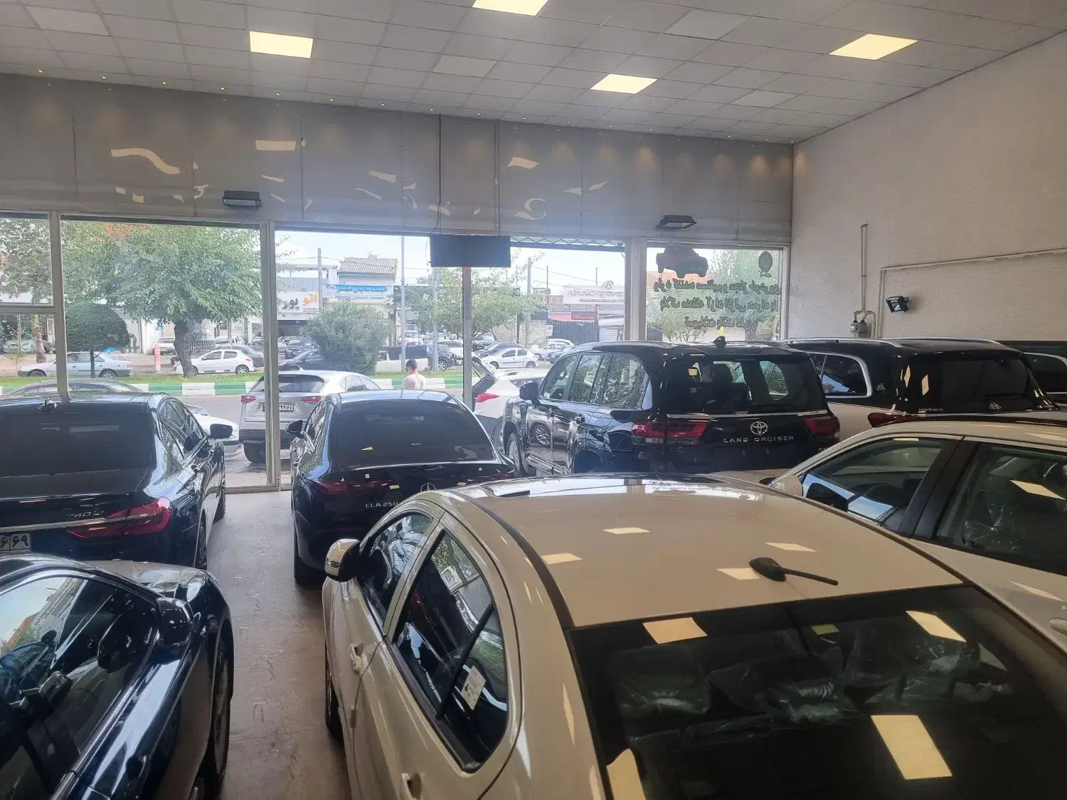 کارگر ساده جهت کار در نمایشگاه اتومبیل|استخدام سرایداری و نظافت|رشت, تازه آباد|دیوار