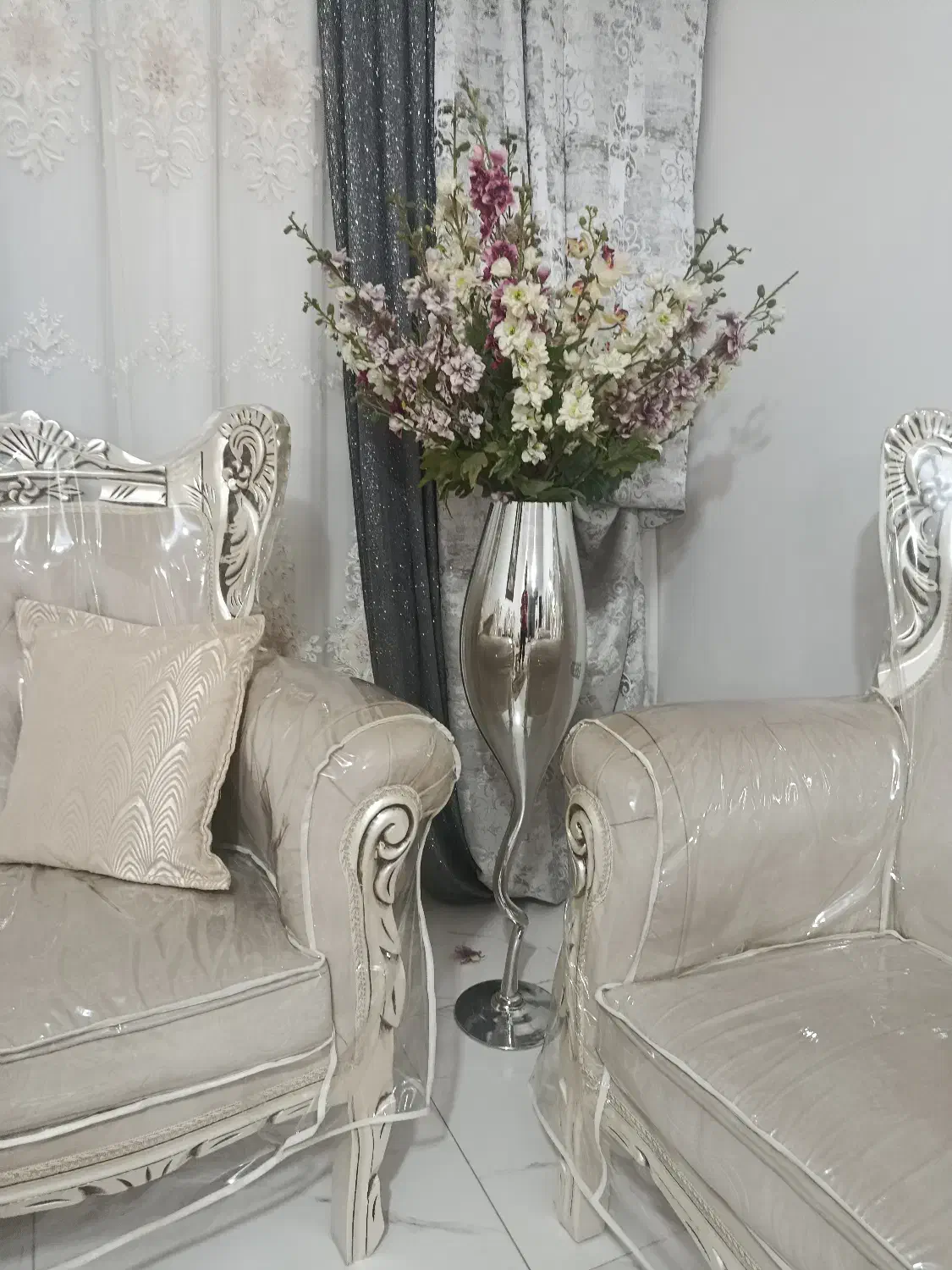 گل و گلدان بسیار تمیز و زیبا قیمت 2میلیون تومان|گل مصنوعی|اقبالیه, |دیوار