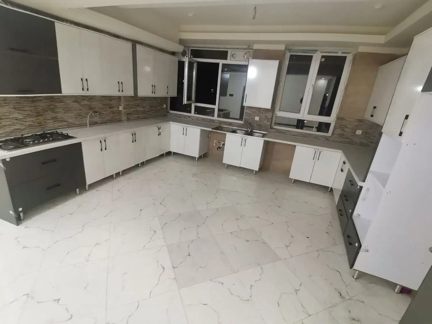 ۱۱۰ متری خوش نقشه / پارکینگ دار / تخلیه